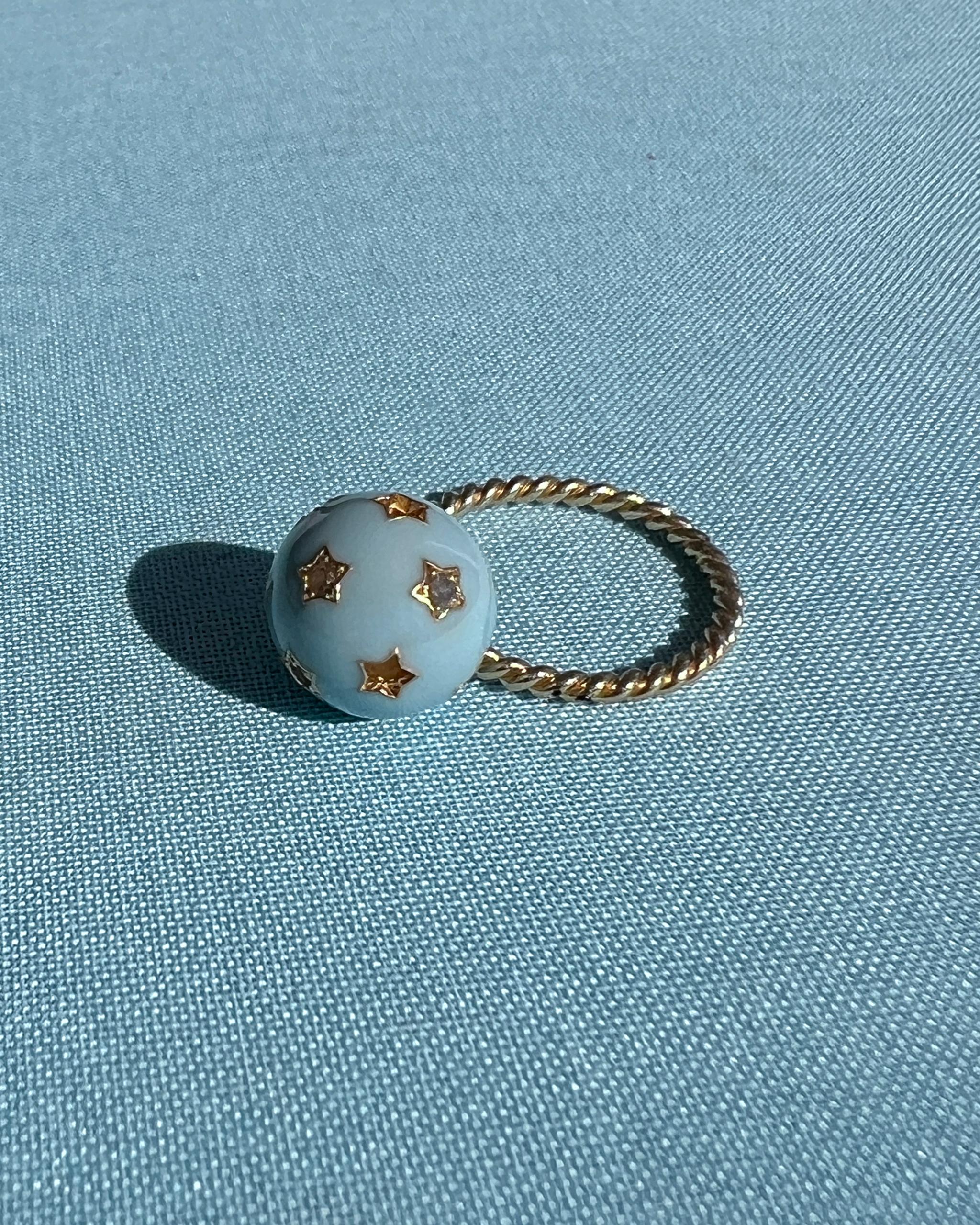 Anillo orbital de estrella con diamantes y esmalte azul claro - Anillo retorcido victoriano de plata dorada

El Anillo Orbe Estelar de Diamantes combina el simbolismo celestial victoriano con el diseño escultórico contemporáneo. Hecha a mano en