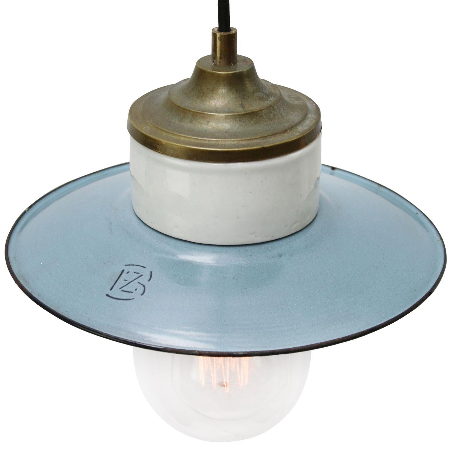Porcelain Industrial hanging lamp.
Light blue porcelain, brass and clear glass.
Enamel shade
2 conductors, no ground.

Weight: 1.40 kg / 3.1 lb

Priced per individual item. All lamps have been made suitable by international standards for