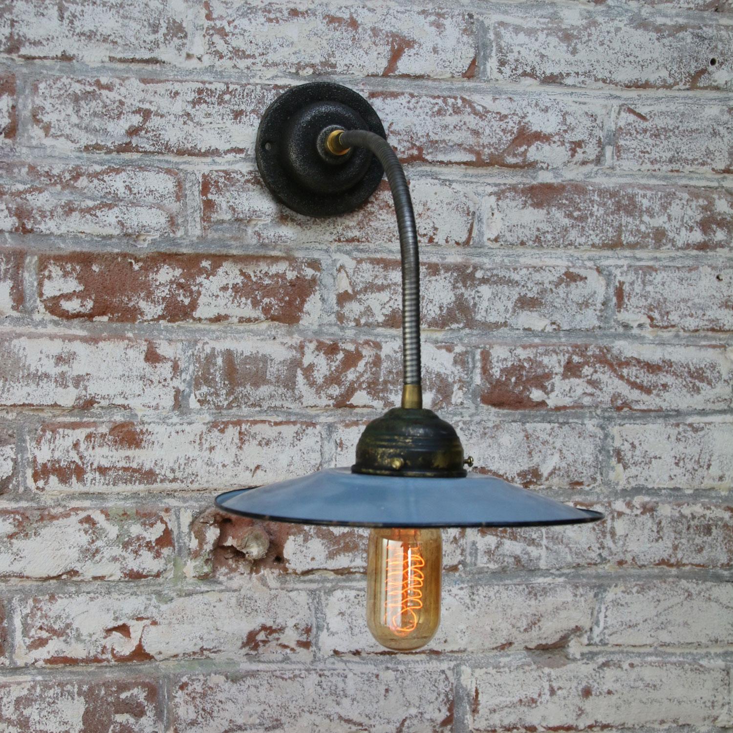 Wall light spot down lighter
Blue enamel shade.
Gooseneck arm adjustable in angle.

Diameter cast iron wall mount 10.5 cm / 4”

Weight: 1.50 kg / 3.3 lb

Priced per individual item. All lamps have been made suitable by international standards for