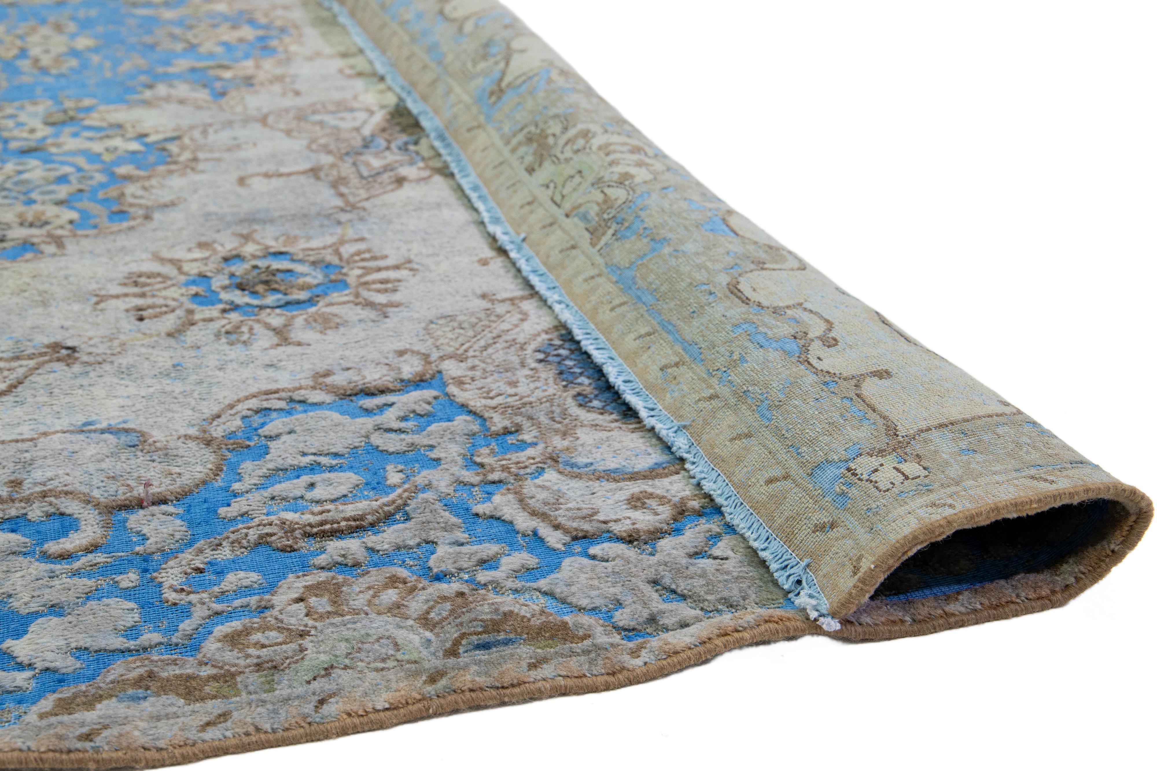 Islamique Tapis persan ancien bleu clair teinté avec motif de médaillon en vente