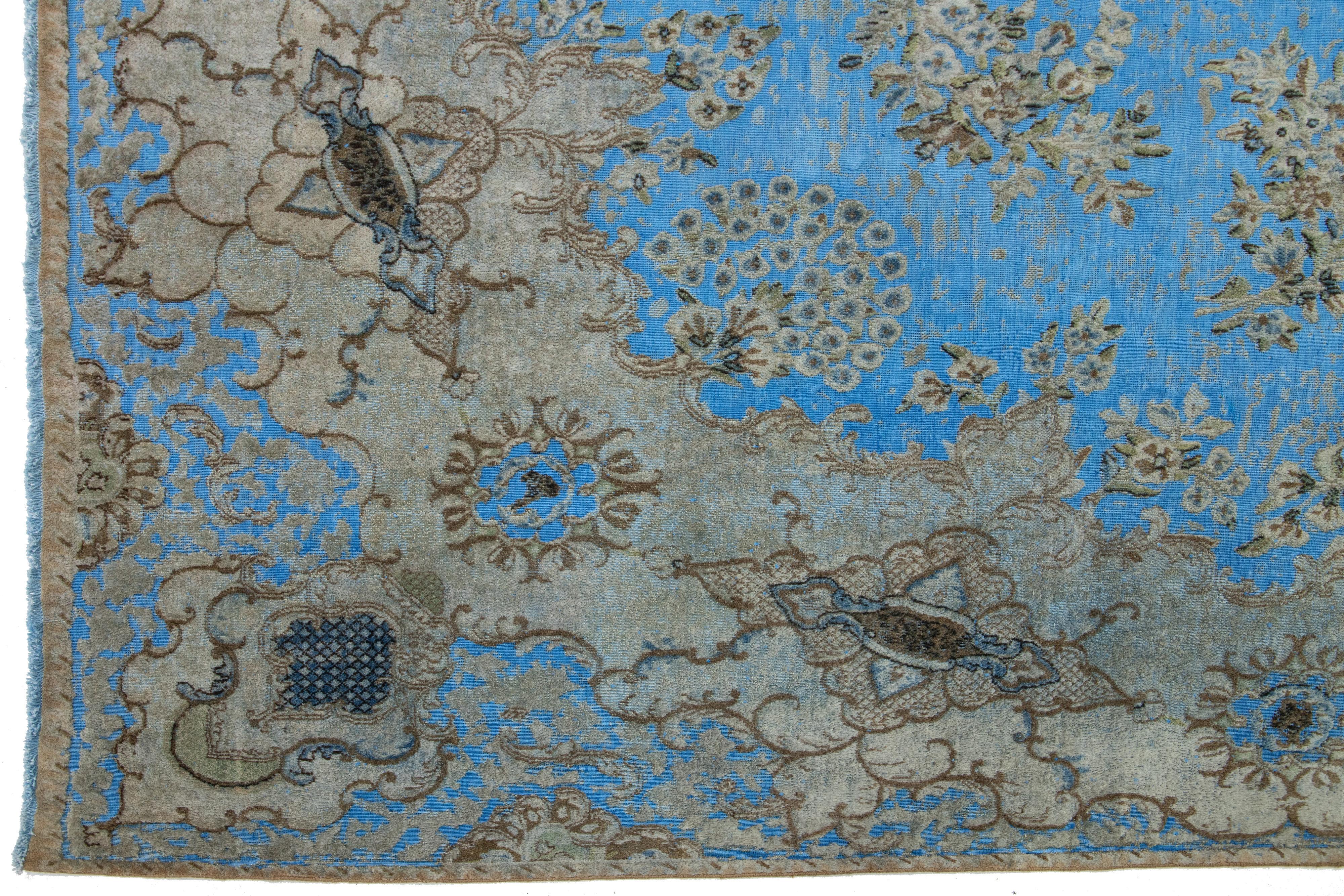 Laine Tapis persan ancien bleu clair teinté avec motif de médaillon en vente