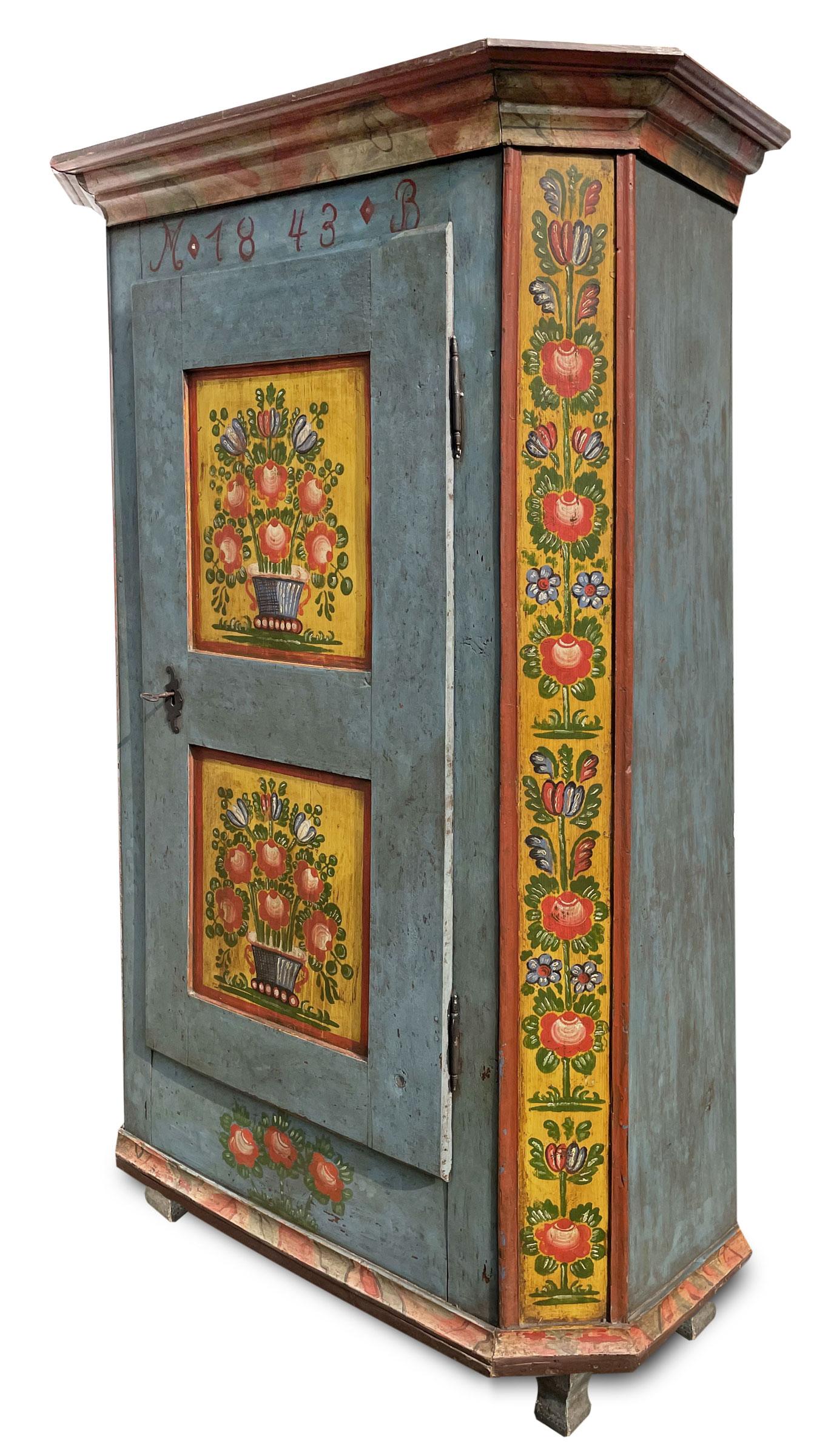 Tyrolean light blue painted wardrobe

H. 180cm - L. 100cm (116 cm to the frames) - P. 45cm (53cm to the frames)

Tyrolean painted wardrobe with one door, entirely painted in light blue.
On the door two large yellow backgrounds contain floral