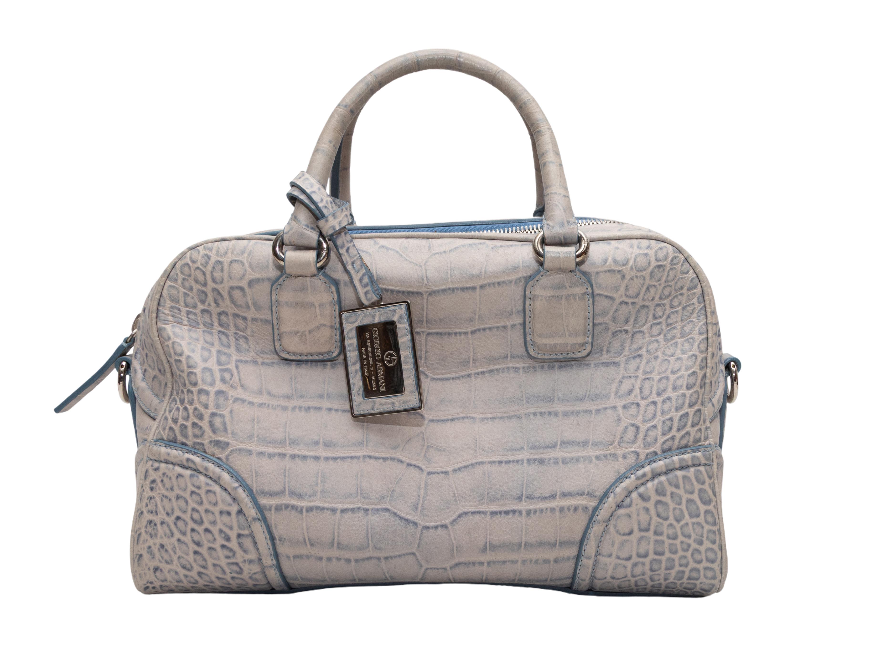 Hellblaue Giorgio Armani Top-Griff-Tasche aus geprägtem Leder. Diese Tasche mit oberem Griff hat einen Körper aus geprägtem Leder, silberfarbene Beschläge, zwei gerollte obere Griffe, einen einzelnen optionalen Schulterriemen und einen