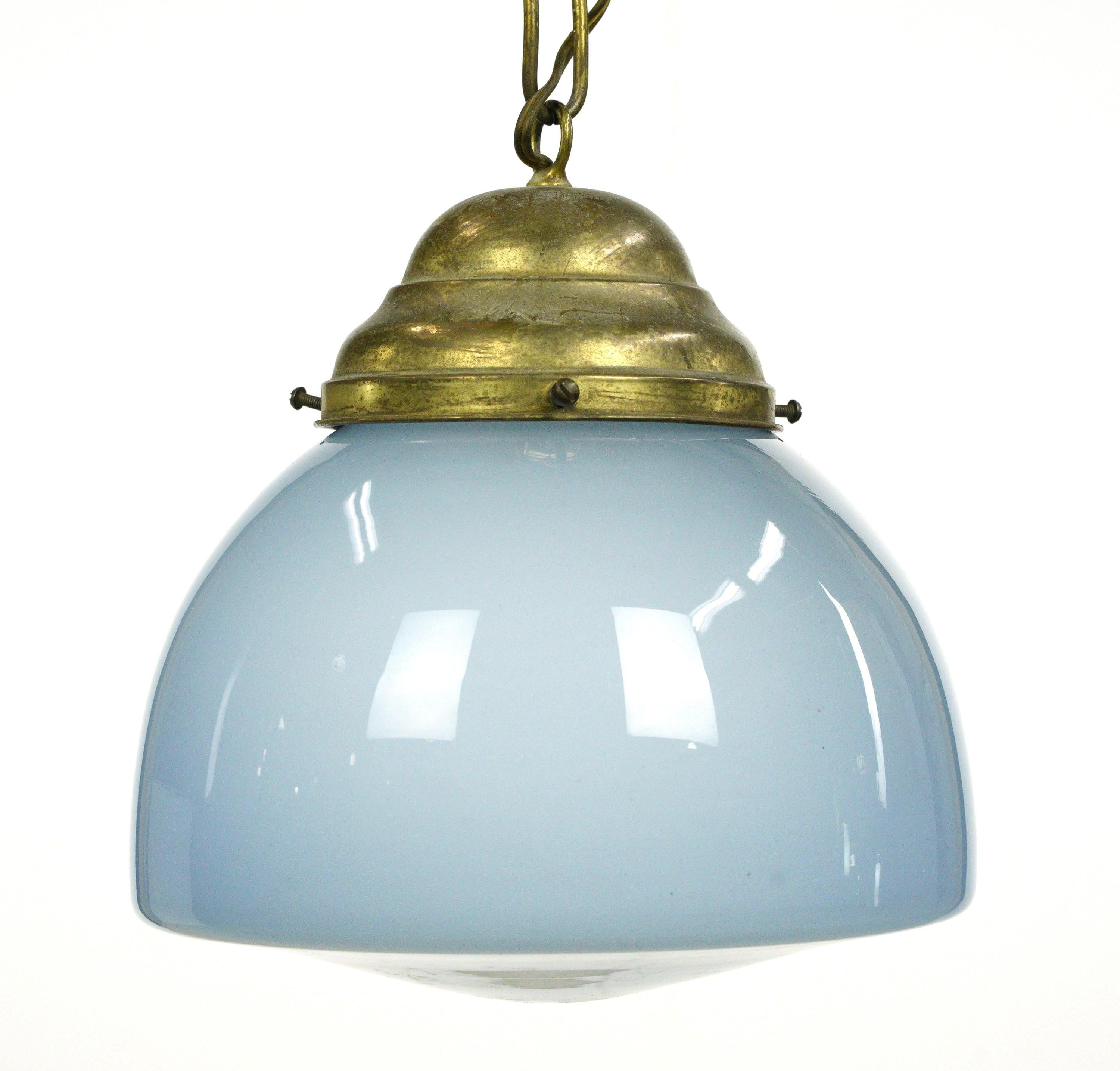 Américain Pendentif Globe Lighting en verre bleu clair avec chaîne en laiton en vente