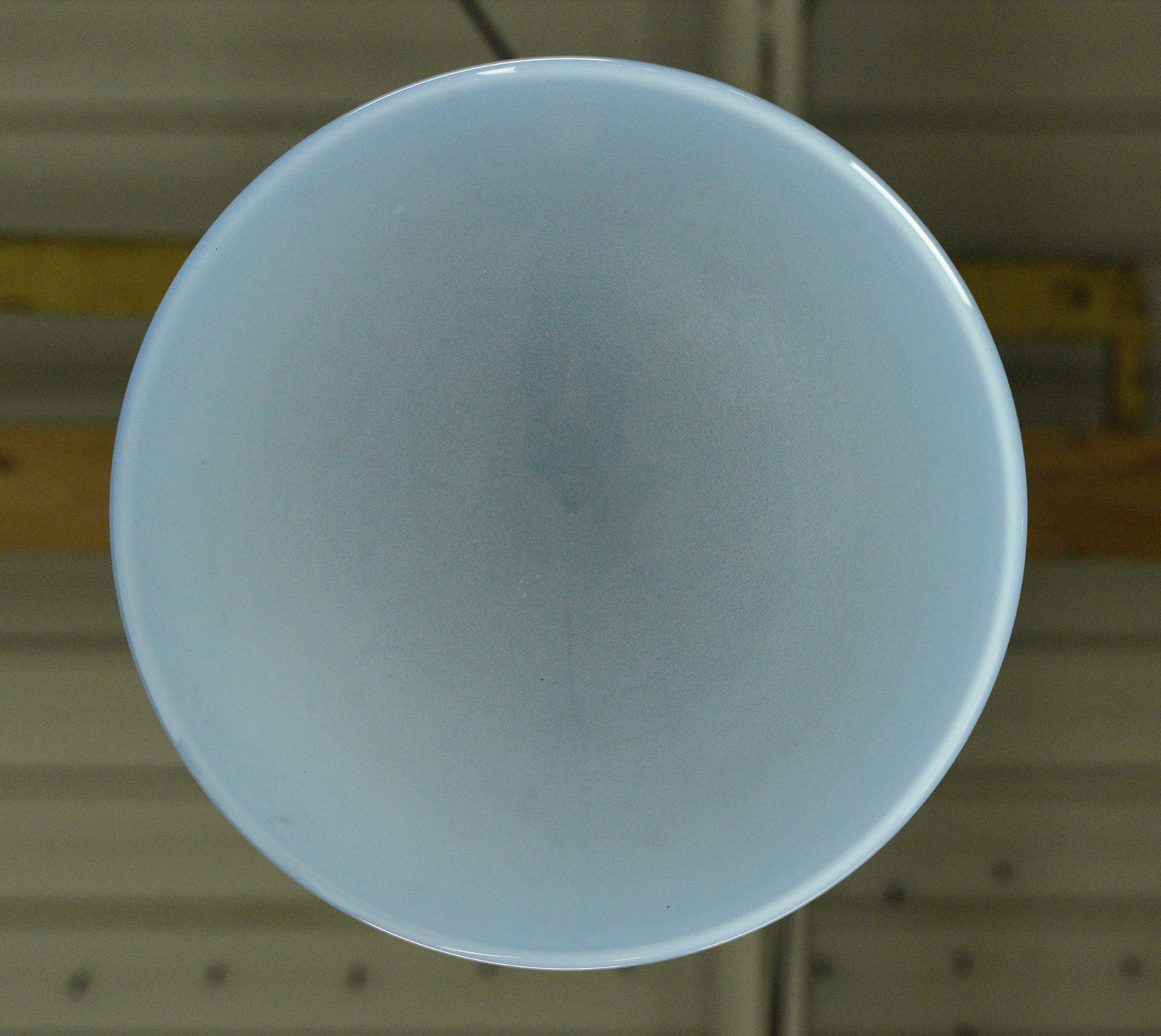 20ième siècle Pendentif Globe Lighting en verre bleu clair avec chaîne en laiton en vente