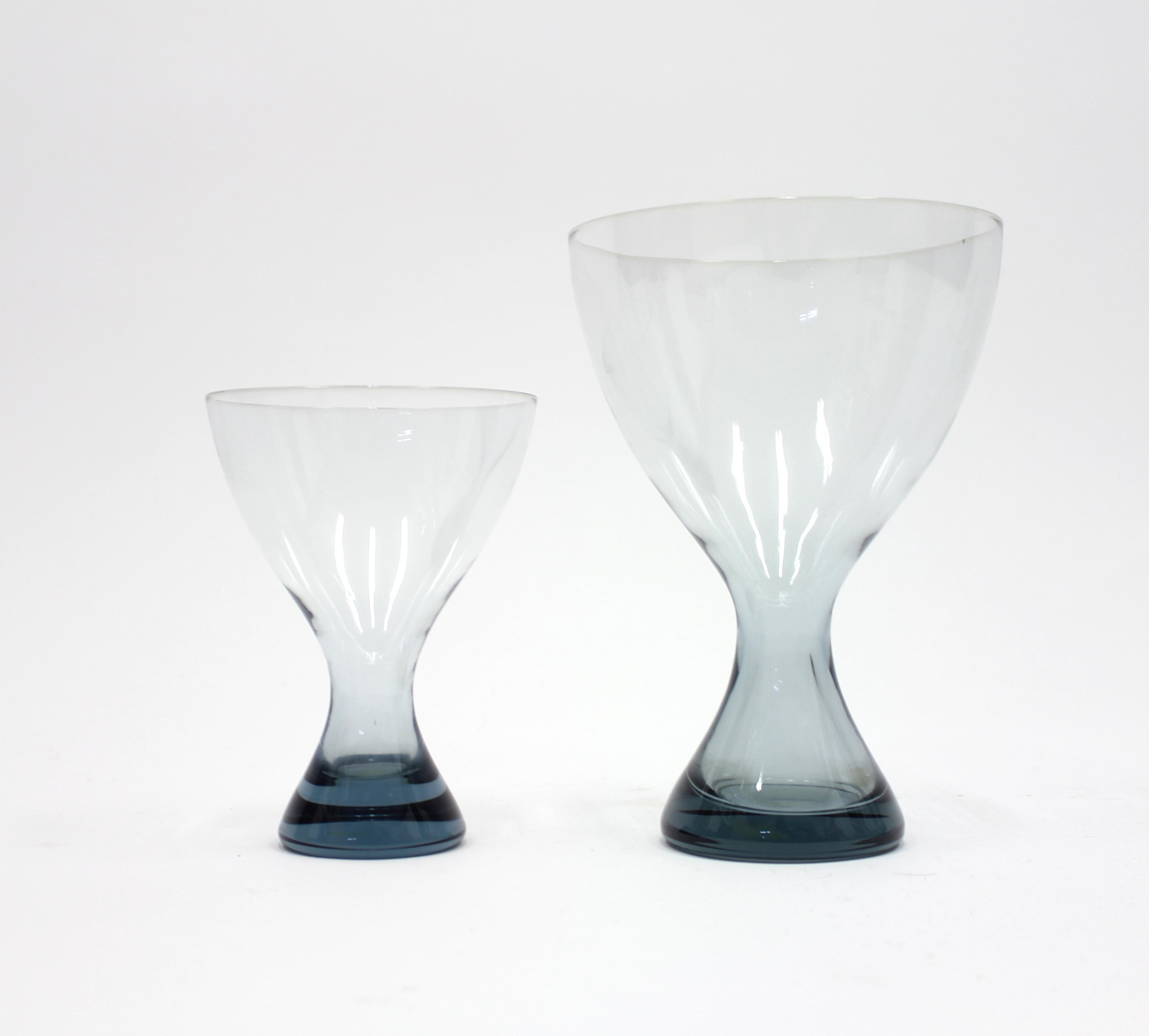 Paire de vases bleu clair par Vicke Lindstrand pour Kosta. Les deux sont marqués d'une inscription au bas, LH1283 sur la petite pièce et LH1284 sur la plus grande. Le petit mesure, hauteur : 16 cm, diamètre : 12 cm. La grande mesure, hauteur : 22