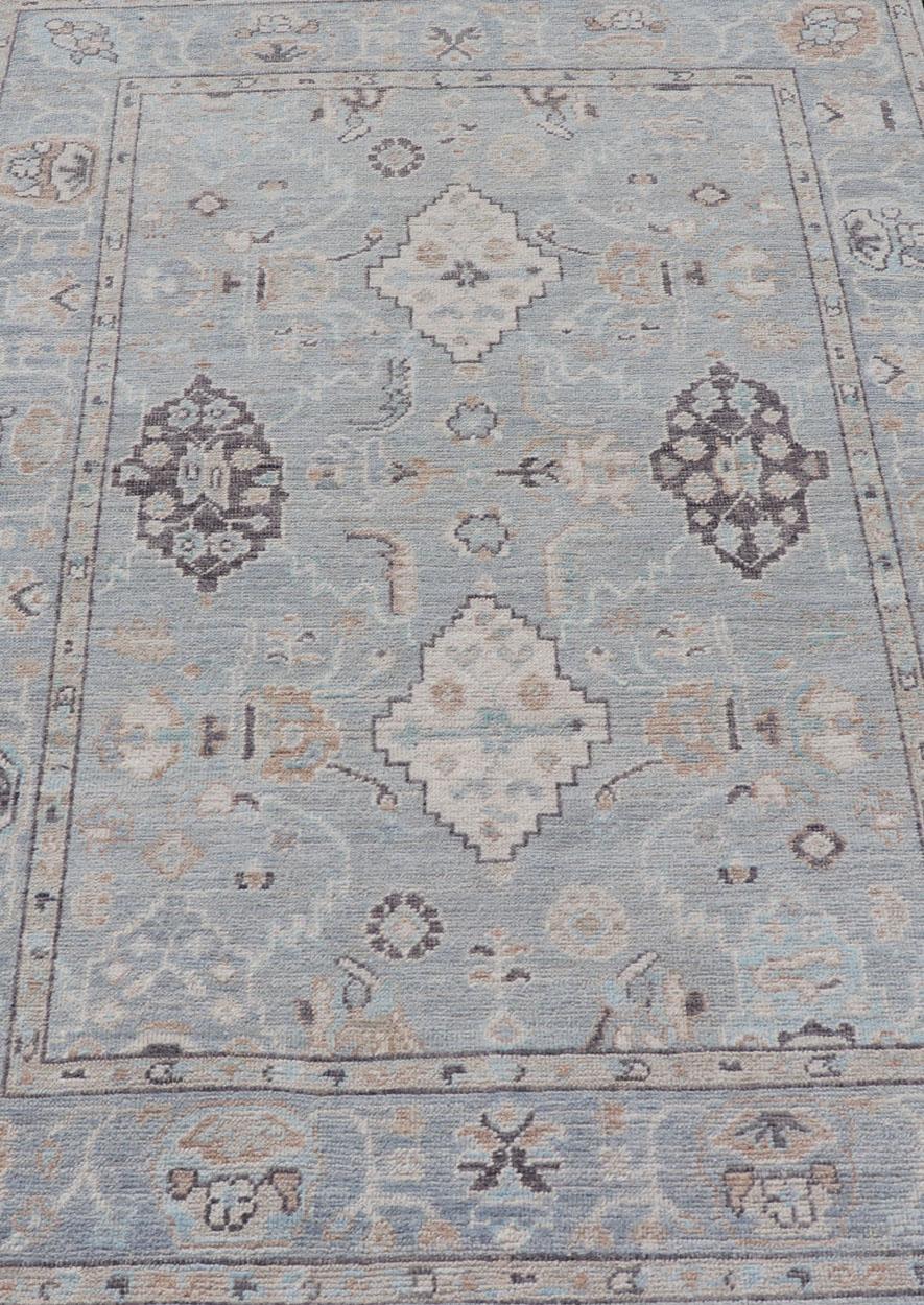 Moderner Oushak mit hellblau-grauem Hintergrund und grauen Stammesmotiven auf hellblauem Hintergrund im Angebot 3