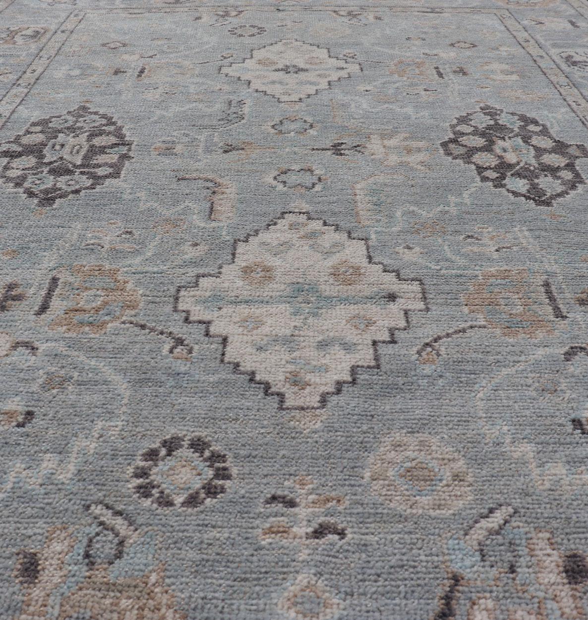 Moderner Oushak mit hellblau-grauem Hintergrund und grauen Stammesmotiven auf hellblauem Hintergrund im Angebot 4