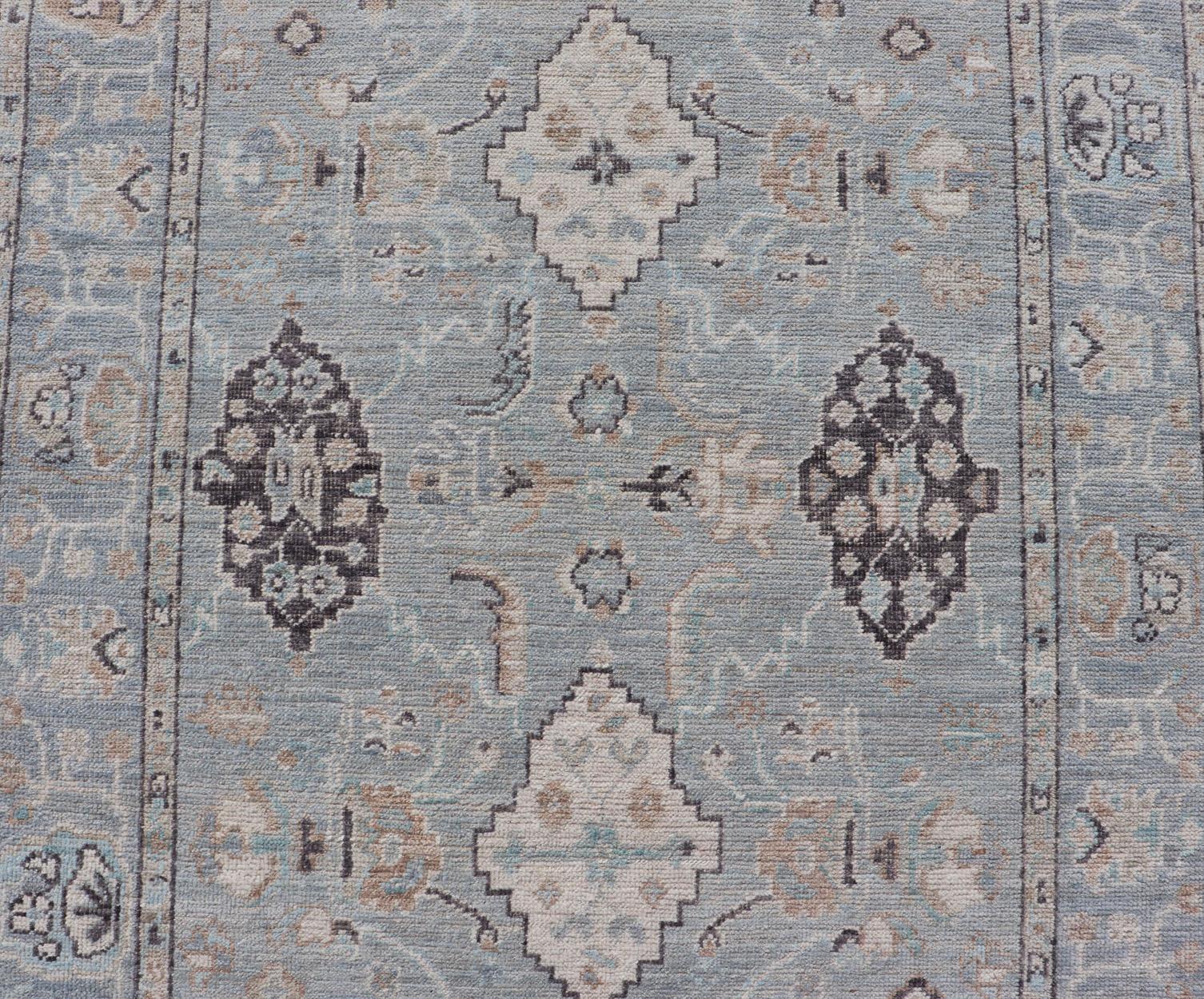 Maße: 4'1 x 6'1 
Hellblau-grauer Hintergrund Modernes Oushak mit All-Over-Stammesmotiven mit Grau. Herkunftsland: Afghanistan; Art: Oushak; Design/One: Medaillon, Stammesmedaillon, All-Over; Keivan Woven Arts: Teppich AWR-12335 21st Century. 
Diese