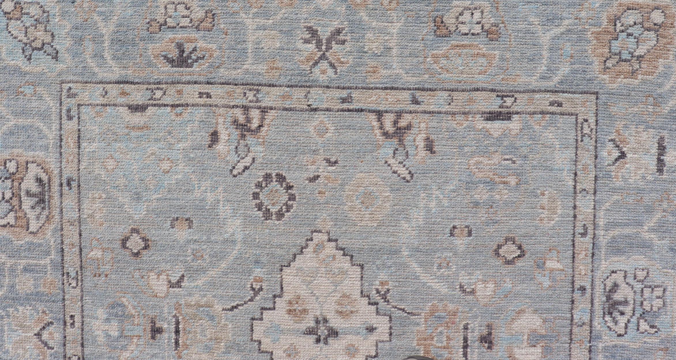 Moderner Oushak mit hellblau-grauem Hintergrund und grauen Stammesmotiven auf hellblauem Hintergrund (Afghanisch) im Angebot
