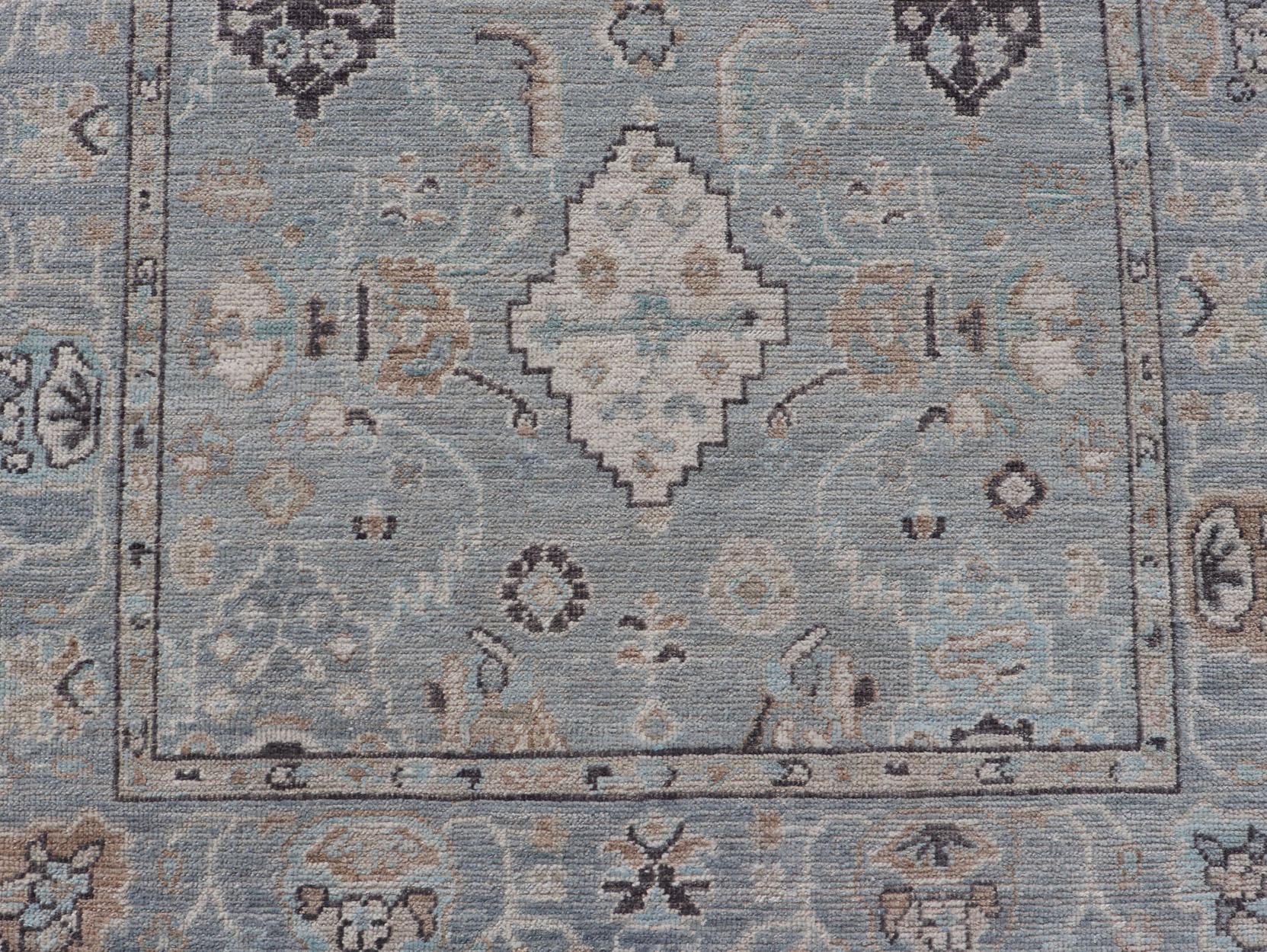 Moderner Oushak mit hellblau-grauem Hintergrund und grauen Stammesmotiven auf hellblauem Hintergrund (Handgeknüpft) im Angebot