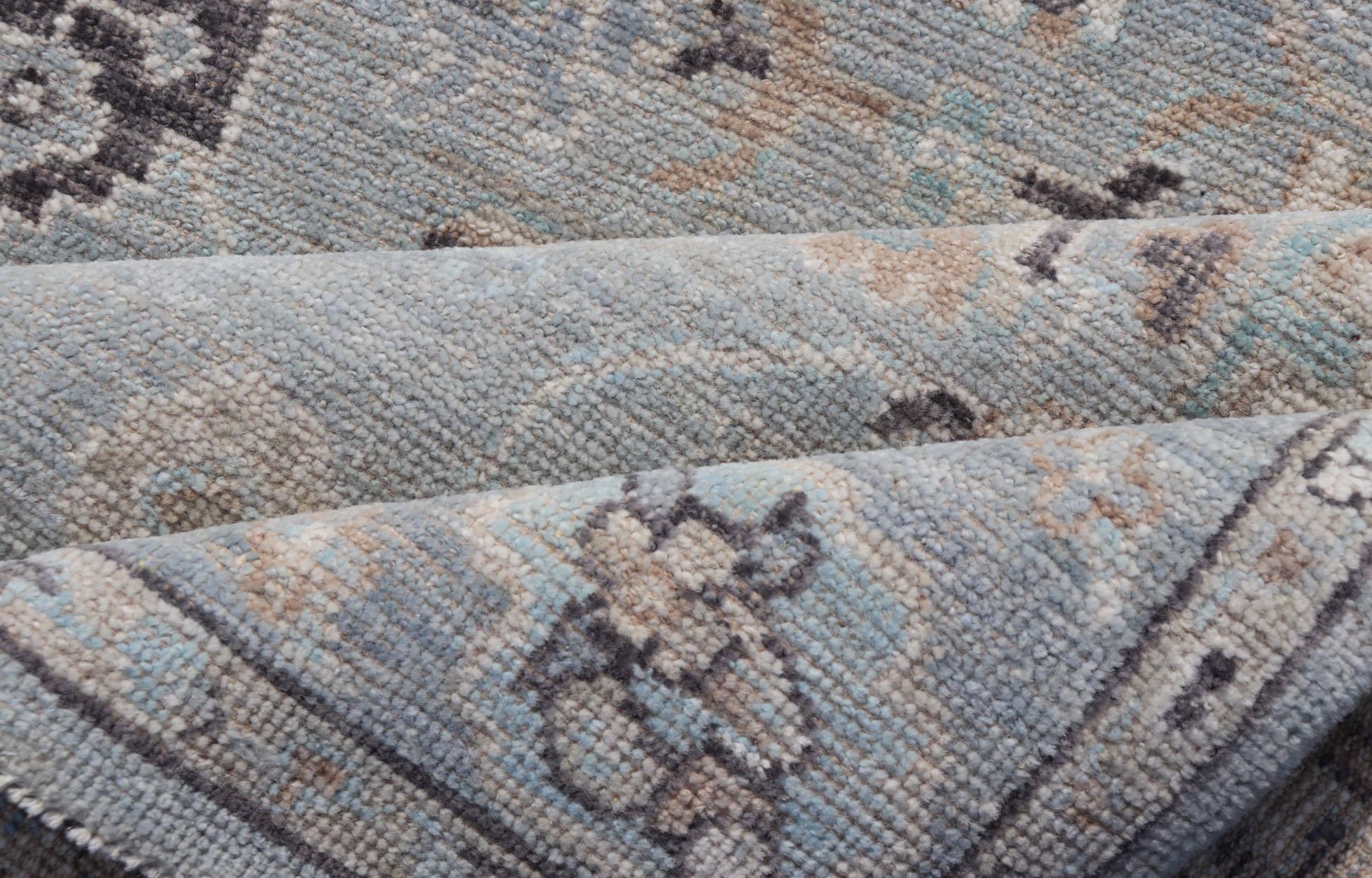 Moderner Oushak mit hellblau-grauem Hintergrund und grauen Stammesmotiven auf hellblauem Hintergrund im Angebot 2