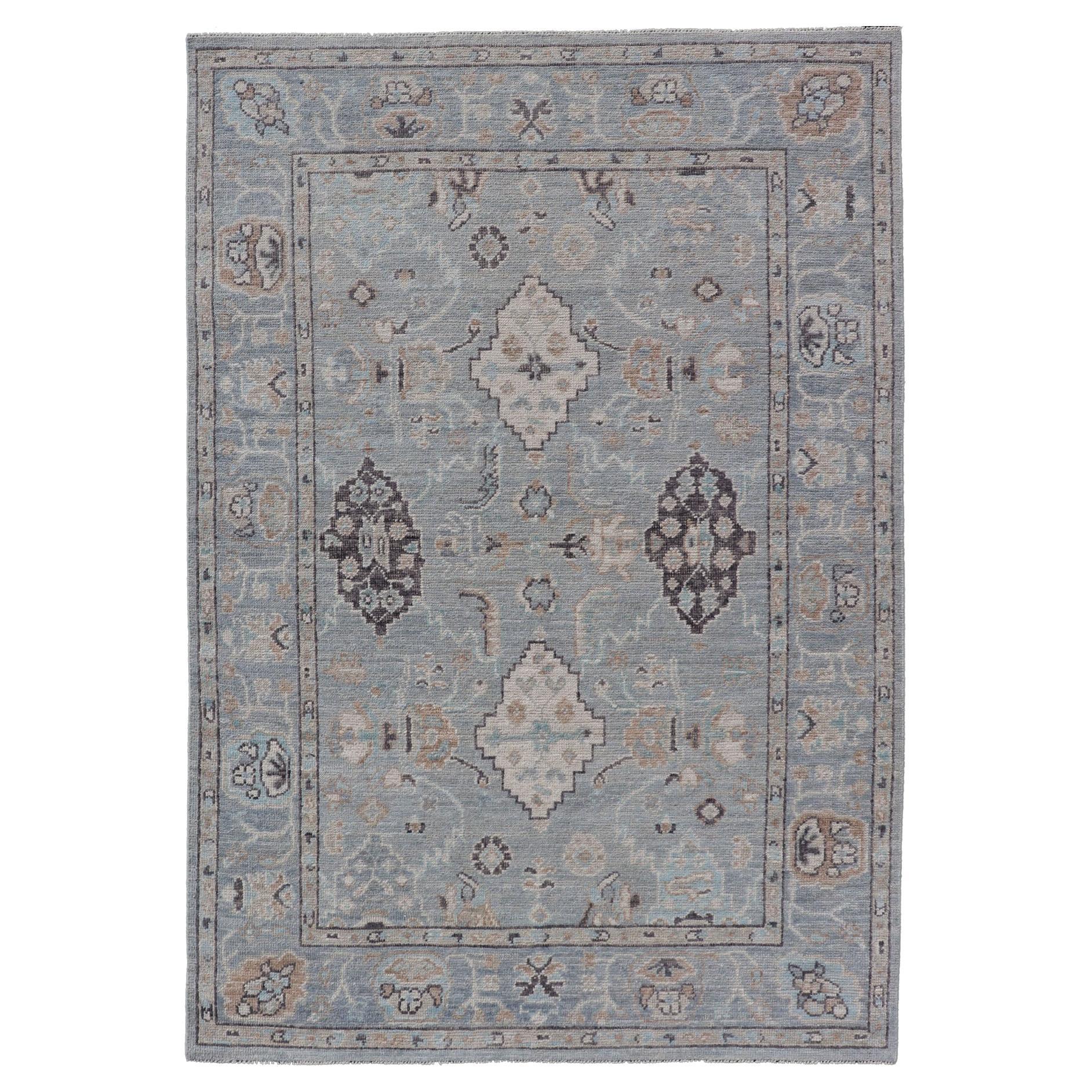 Fondo azul claro-gris Oushak moderno con motivos tribales por toda la superficie con gris