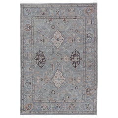 Fondo azul claro-gris Oushak moderno con motivos tribales por toda la superficie con gris