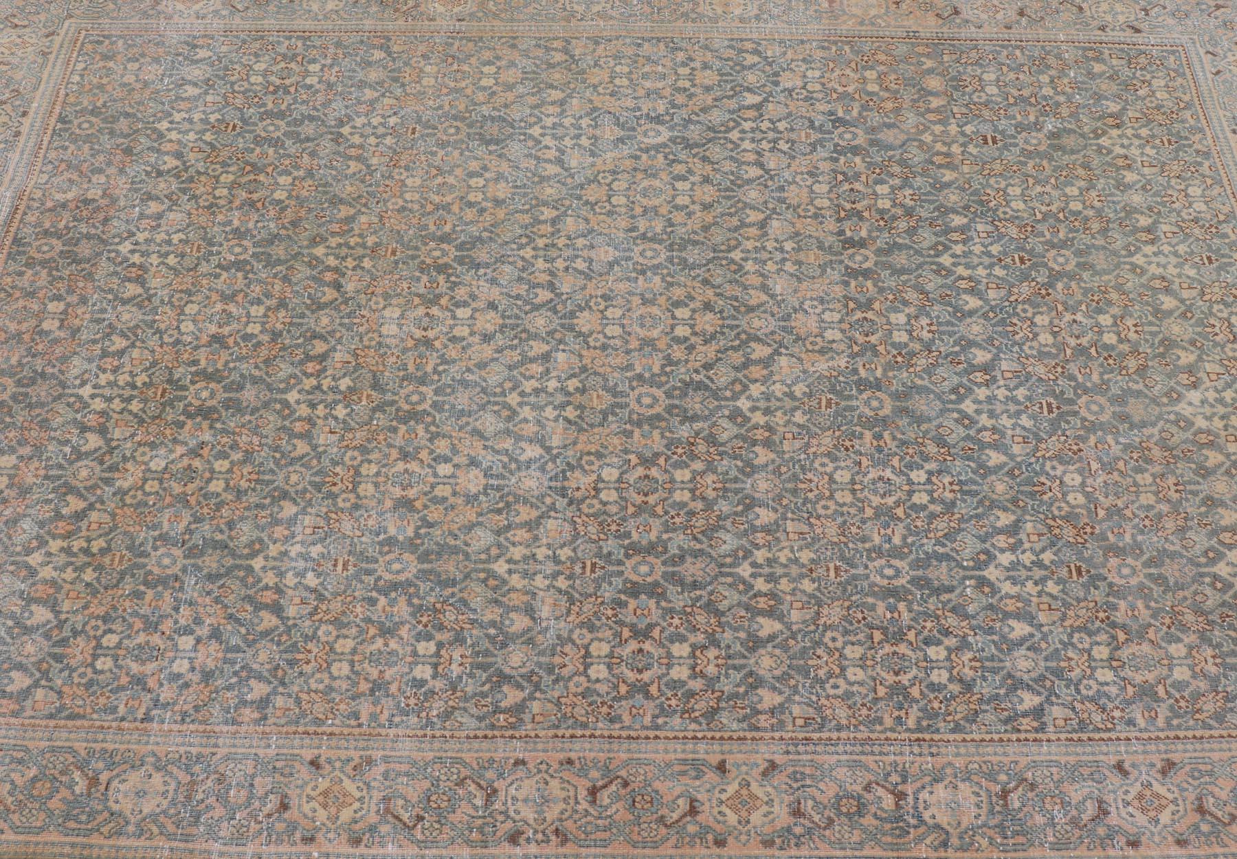Tapis persan ancien de Tabriz à fond bleu clair/gris avec motif Herati en vente 3