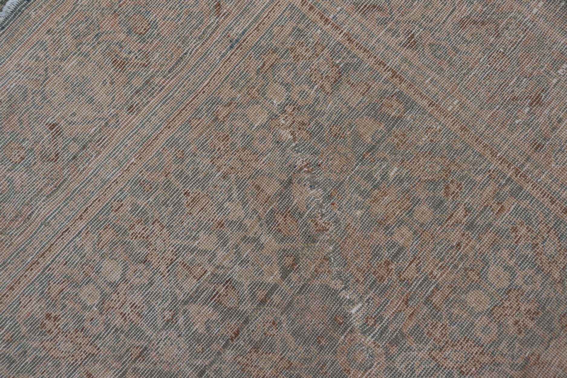 Tapis persan ancien de Tabriz à fond bleu clair/gris avec motif Herati en vente 9