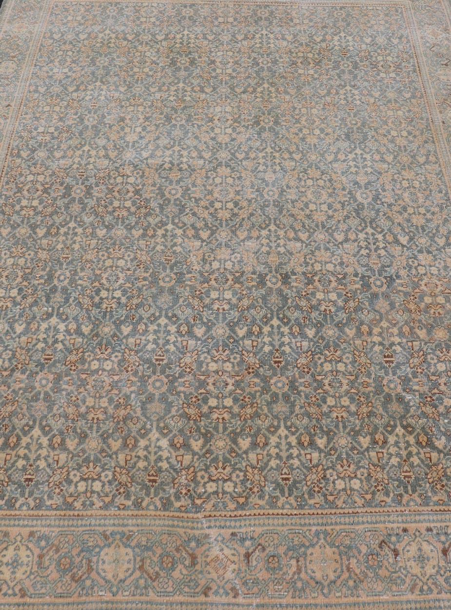 Tapis persan Tabriz à fond gris clair/bleu avec motif Herati répété à petite échelle, tapis EN-121, pays d'origine / type : Iran / Tabriz, vers 1920.

Ce magnifique tapis persan Tabriz ancien du 20e siècle présente un magnifique motif Herati