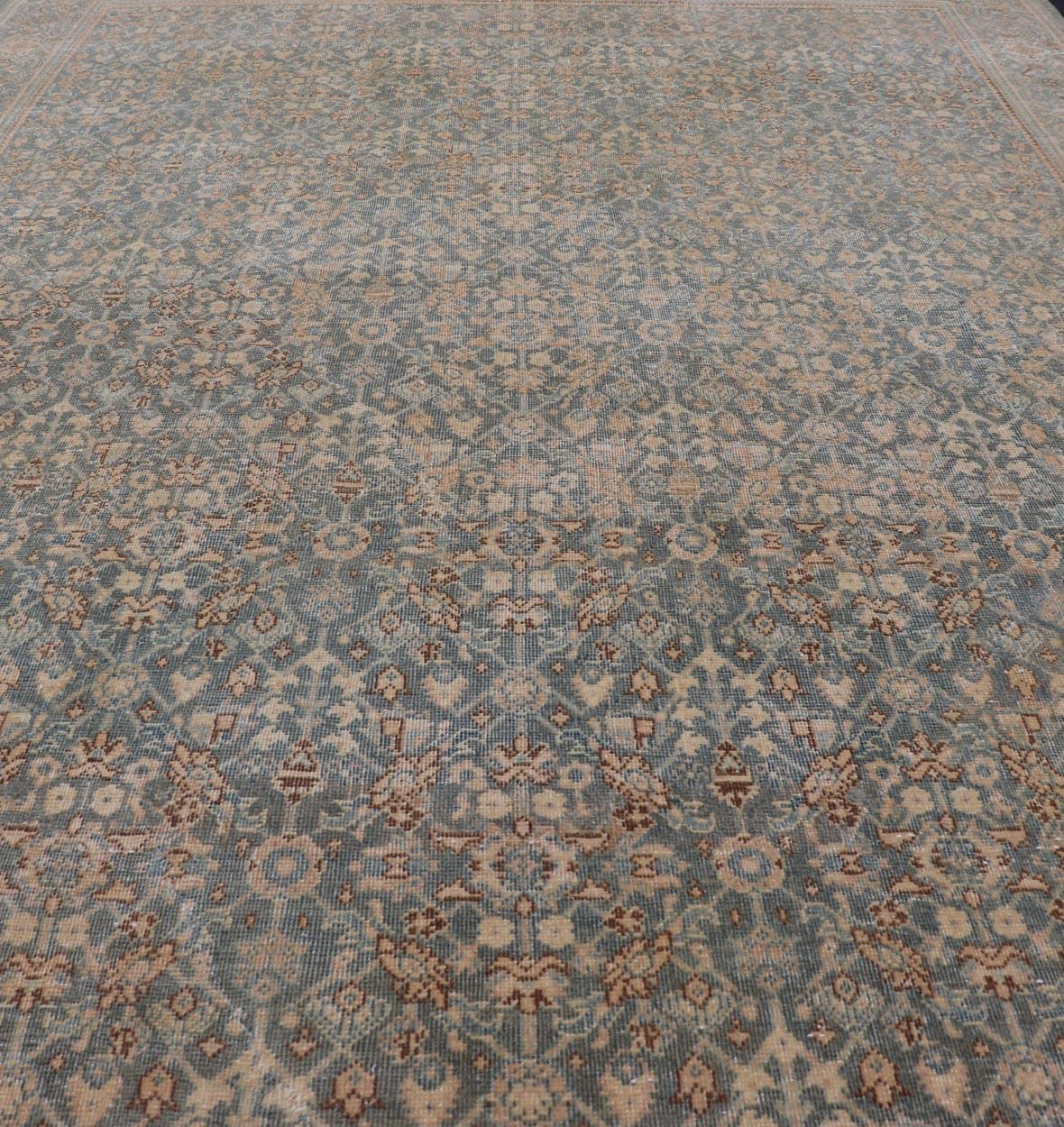 Perse Tapis persan ancien de Tabriz à fond bleu clair/gris avec motif Herati en vente