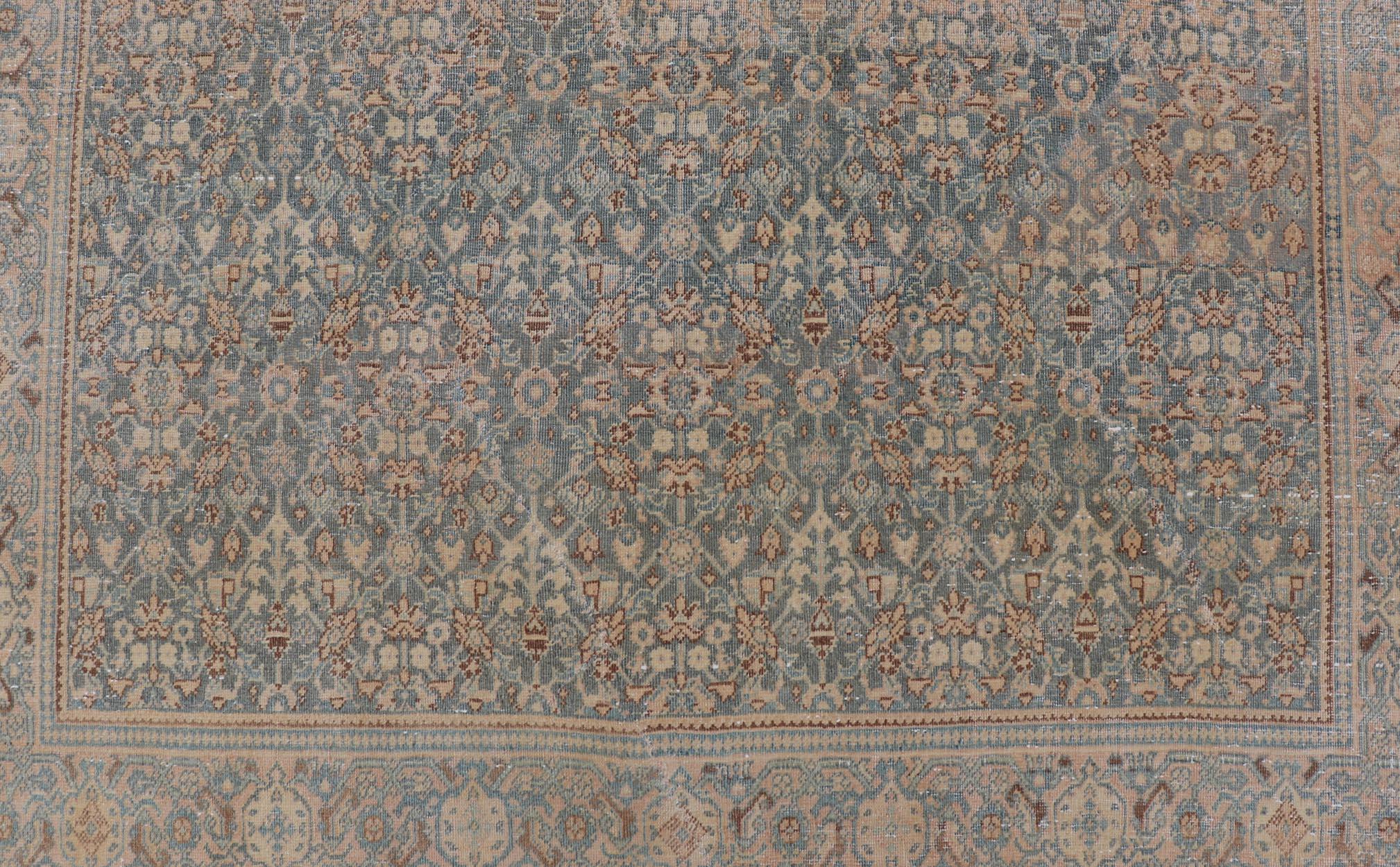 Tapis persan ancien de Tabriz à fond bleu clair/gris avec motif Herati en vente 1