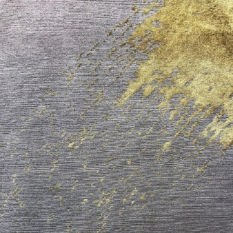 Moderner, abstrakter, handgeknüpfter Teppich in Hellblau, Grau und Gold (Indisch) im Angebot