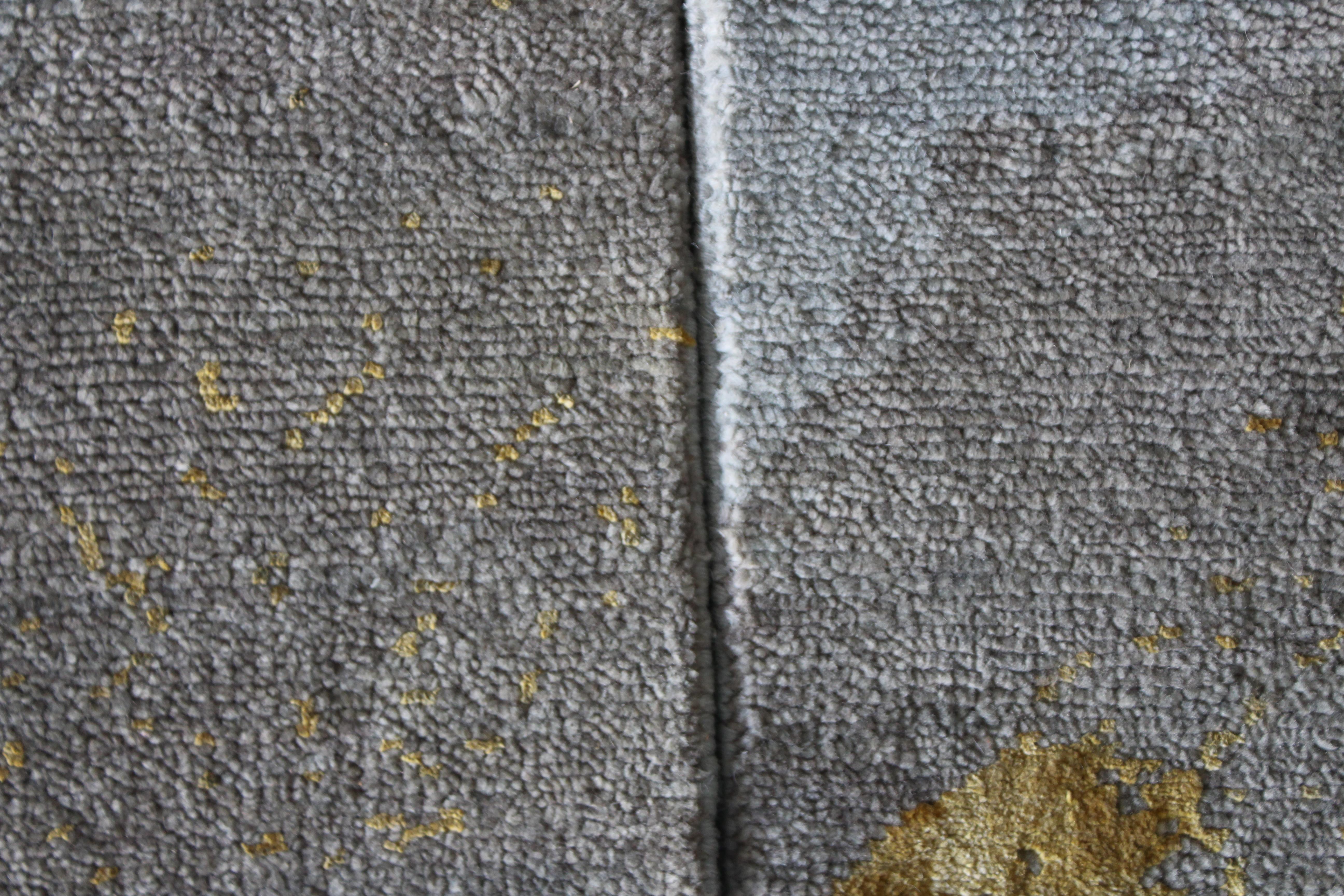 Moderner, abstrakter, handgeknüpfter Teppich in Hellblau, Grau und Gold (21. Jahrhundert und zeitgenössisch) im Angebot