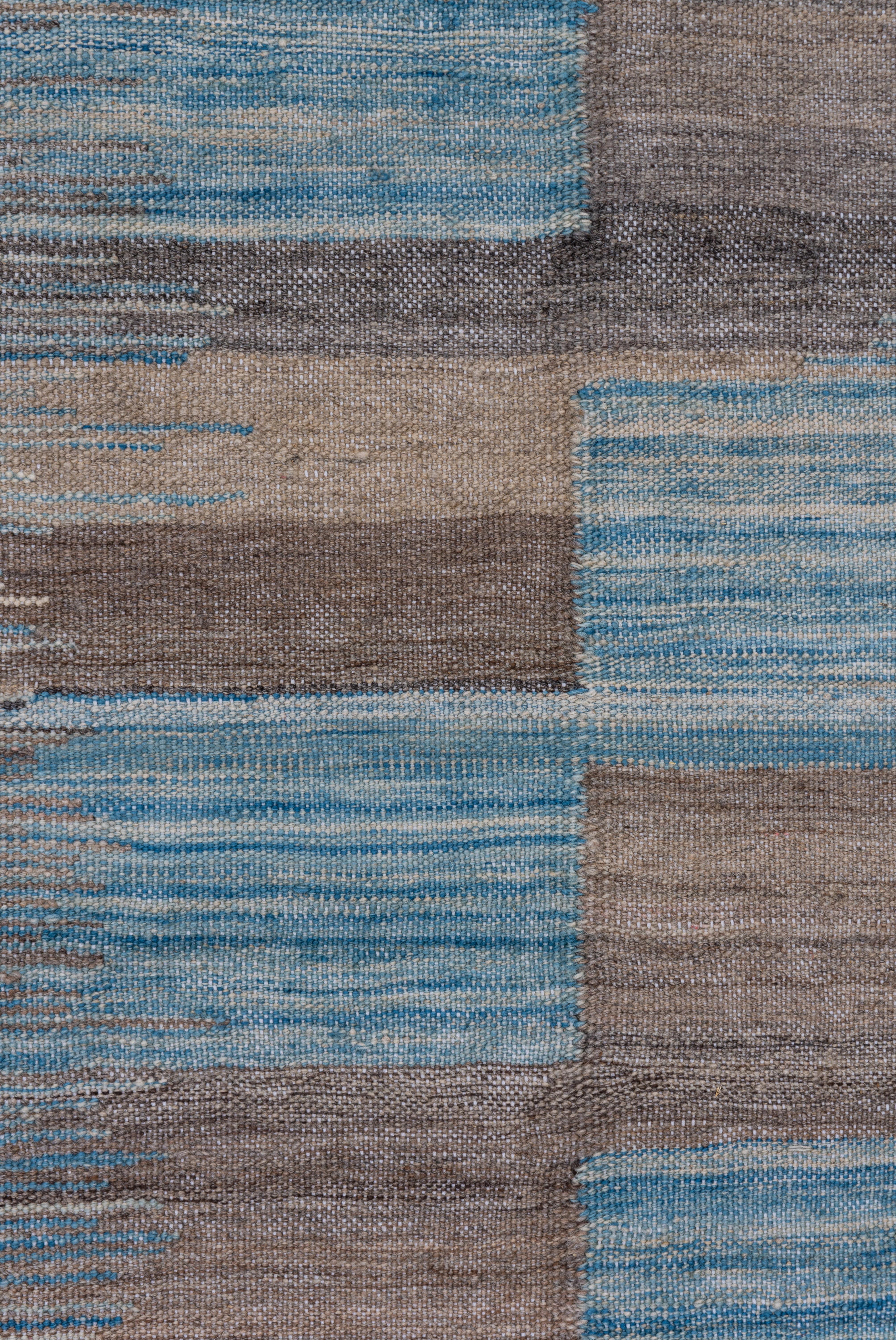 Flachgewebter Teppich in Hellblau & Grau im skandinavischen Design (Wolle) im Angebot