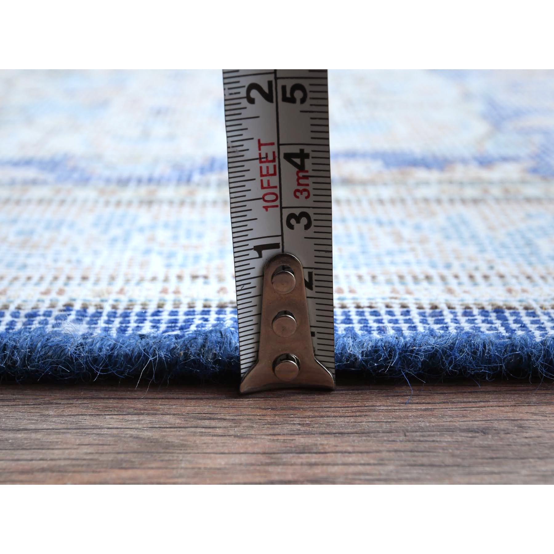 Tapis Kerman persan ancien en laine finement usée et vieillie, bleu clair, noué à la main en vente 3