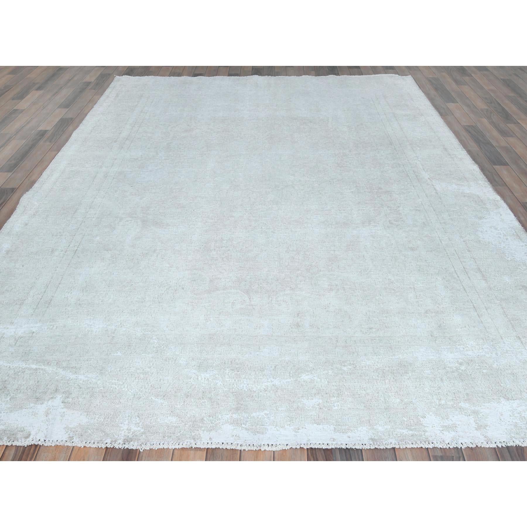 Médiéval Tapis persan Kerman vintage bleu clair noué à la main en laine usée à l'aspect vieilli en vente