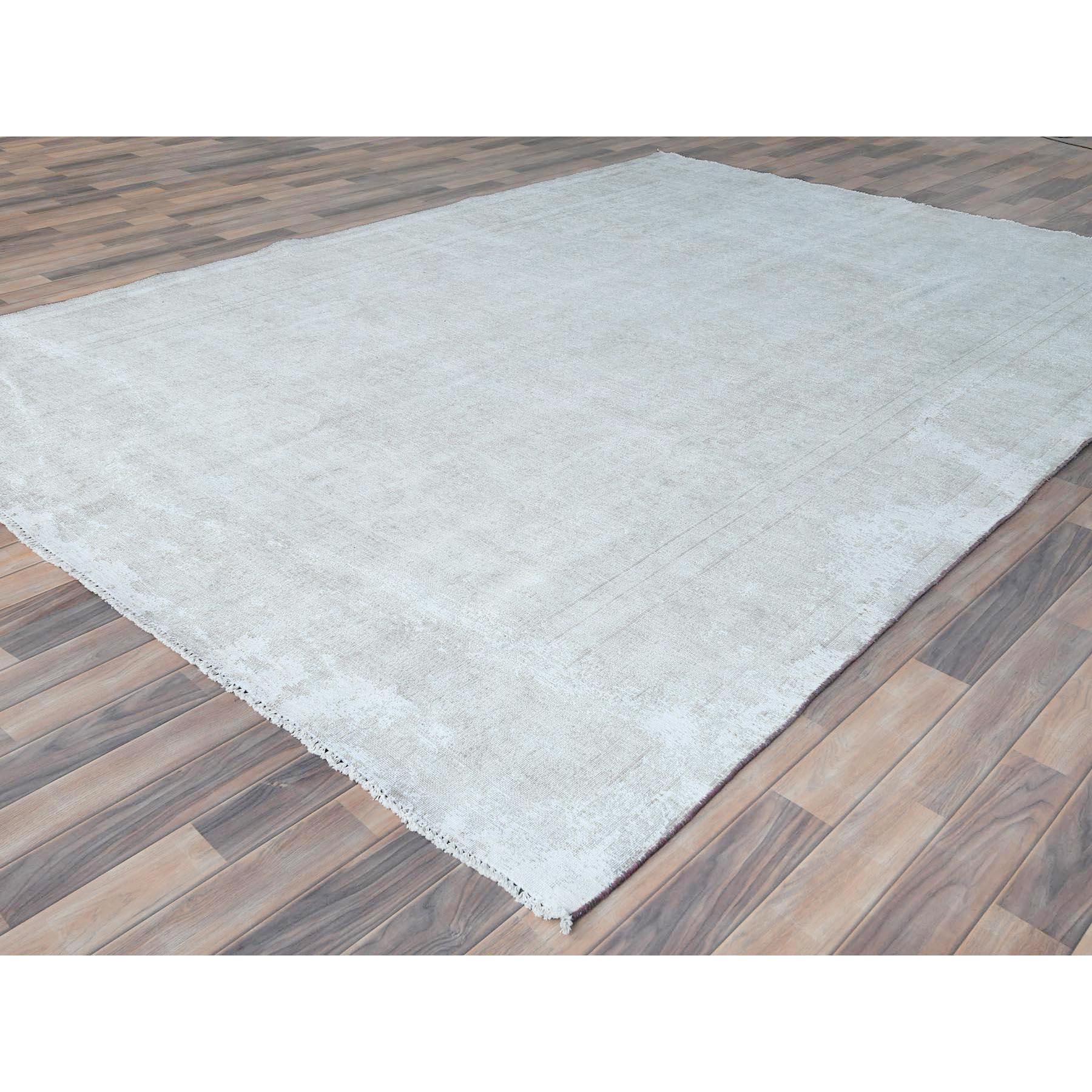 Perse Tapis persan Kerman vintage bleu clair noué à la main en laine usée à l'aspect vieilli en vente