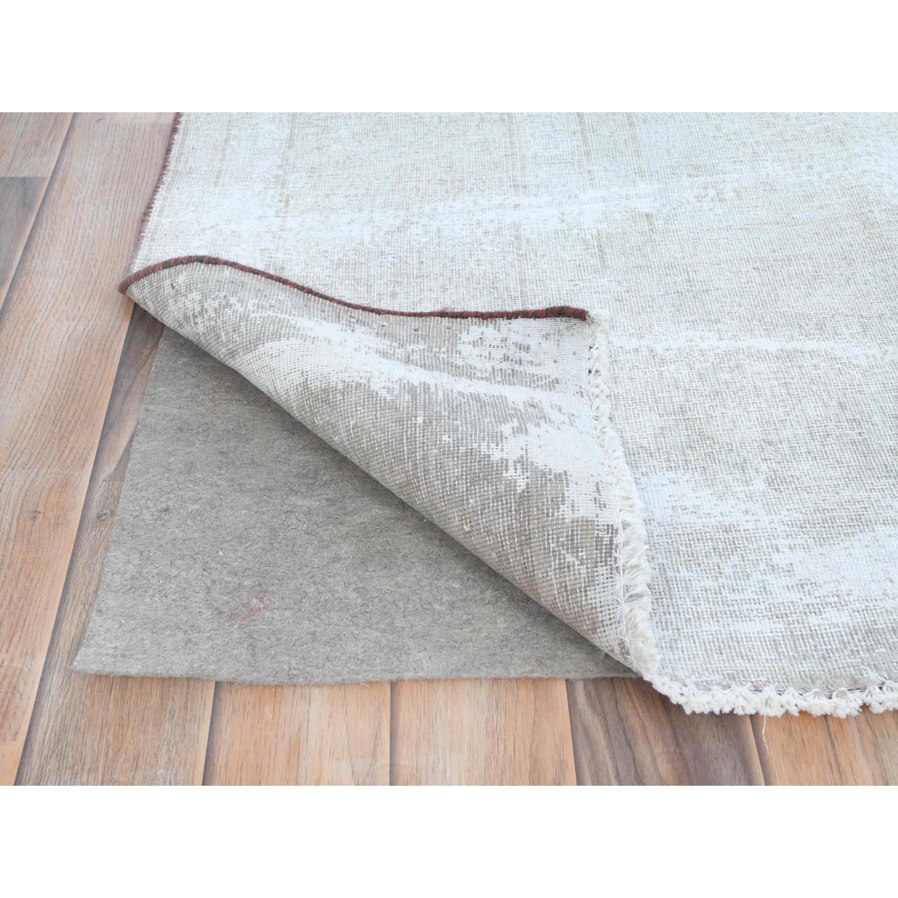 Noué à la main Tapis persan Kerman vintage bleu clair noué à la main en laine usée à l'aspect vieilli en vente