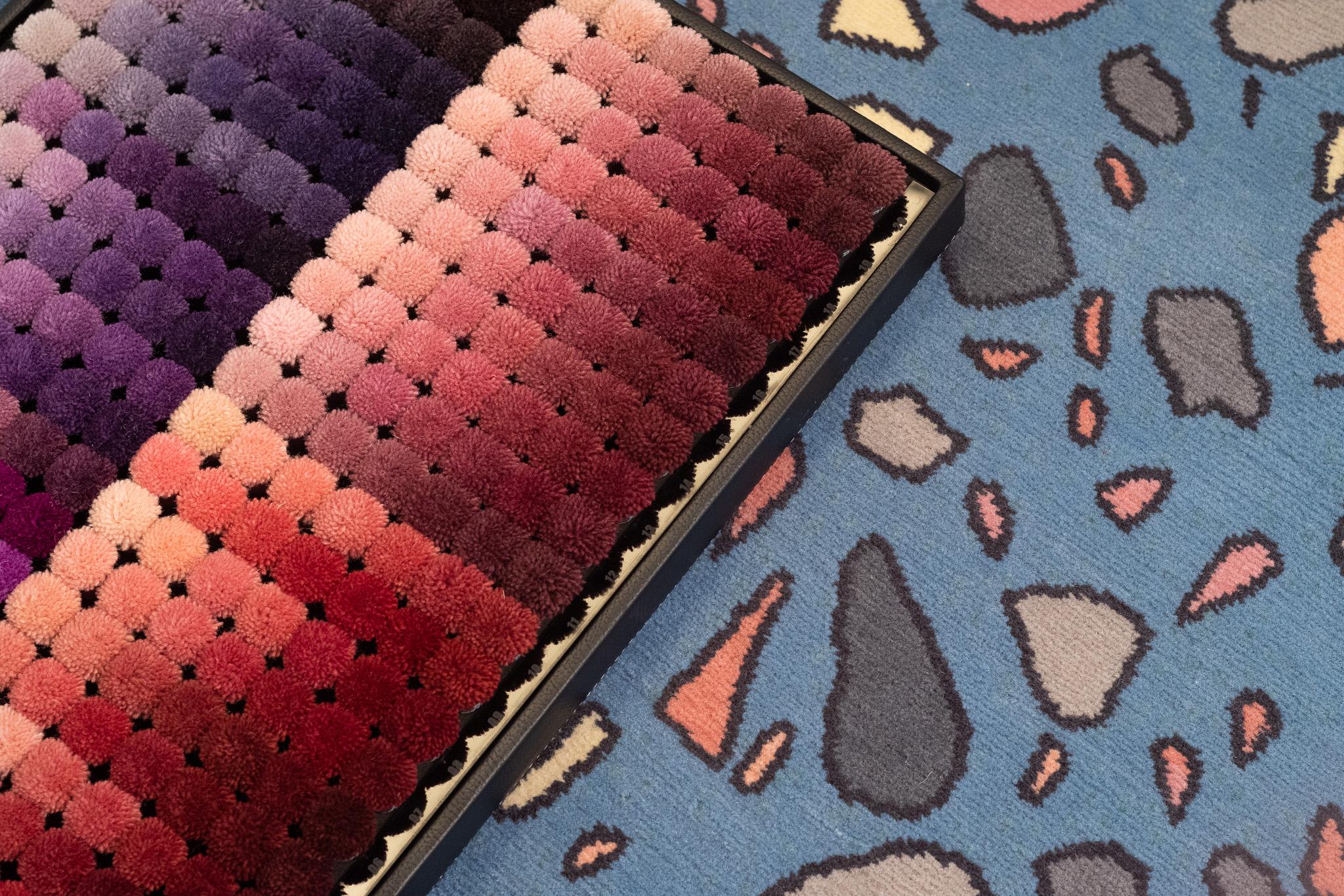 Willkommen bei der Mediterraneo Terrazzo Collection, einer Serie von handgefertigten Teppichen aus Nepal. Das Muster jedes Teppichs wird von Sergio sorgfältig entworfen und ist eine Hommage an die traditionellen Terrazzoböden Italiens. 
Wir bieten