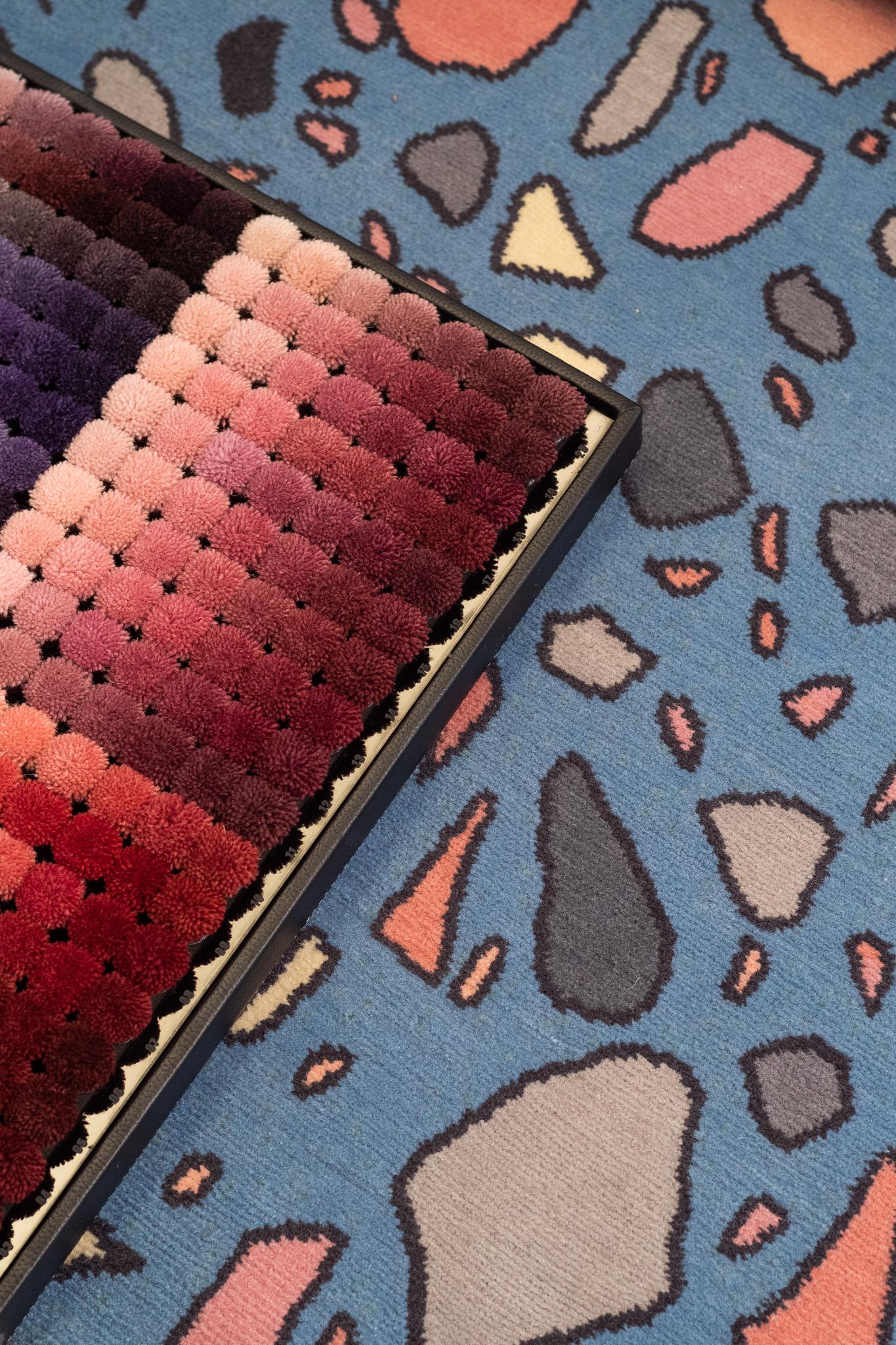 Hellblauer handgefertigter Teppich aus Nepal (Terrazzo Collection'S) (Moderne) im Angebot