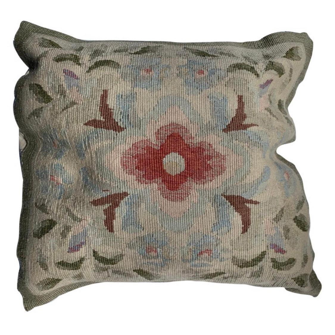 Coussin carré à aiguilles floral de style provincial français, bleu ciel et ivoire