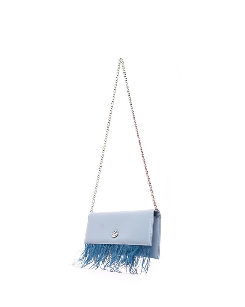 Hellblaue Leder-Schultertasche mit Straußenfedern NWOT (Grau)