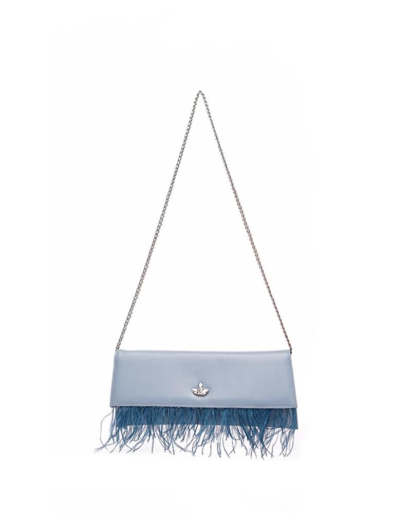 Hellblaue Leder-Schultertasche mit Straußenfedern NWOT im Zustand „Neu“ in Capri, IT
