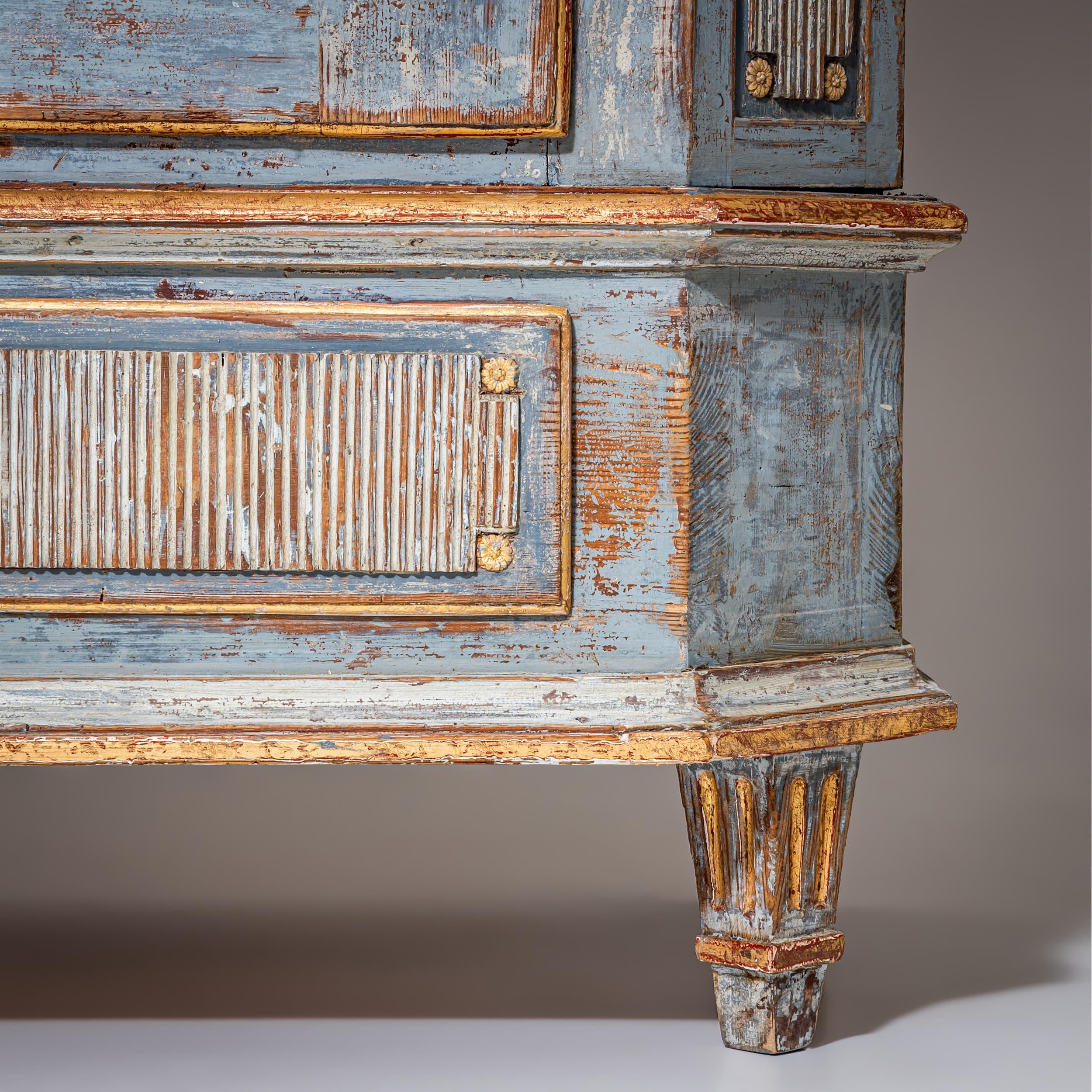 Hellblaues Louis-XVI-Kabinett, Ende 18. Jahrhundert (Holz) im Angebot