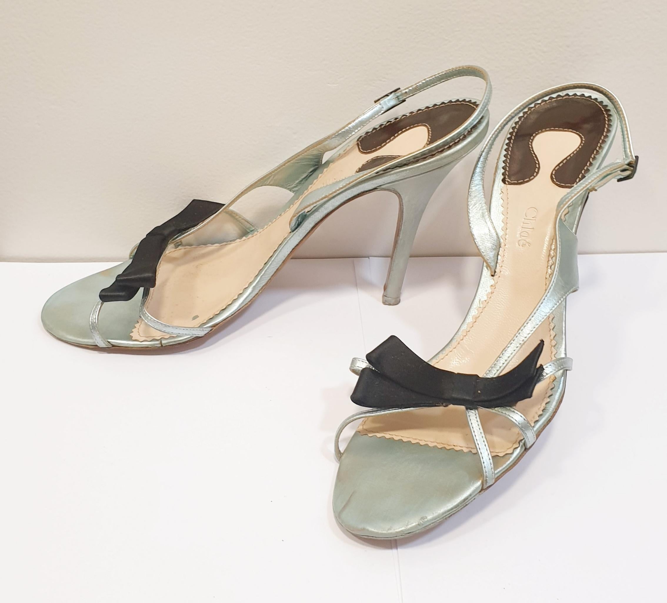 Beige Blu chiaro metallizzato  sandali con tacco e pizzo in seta nera di Chloé
