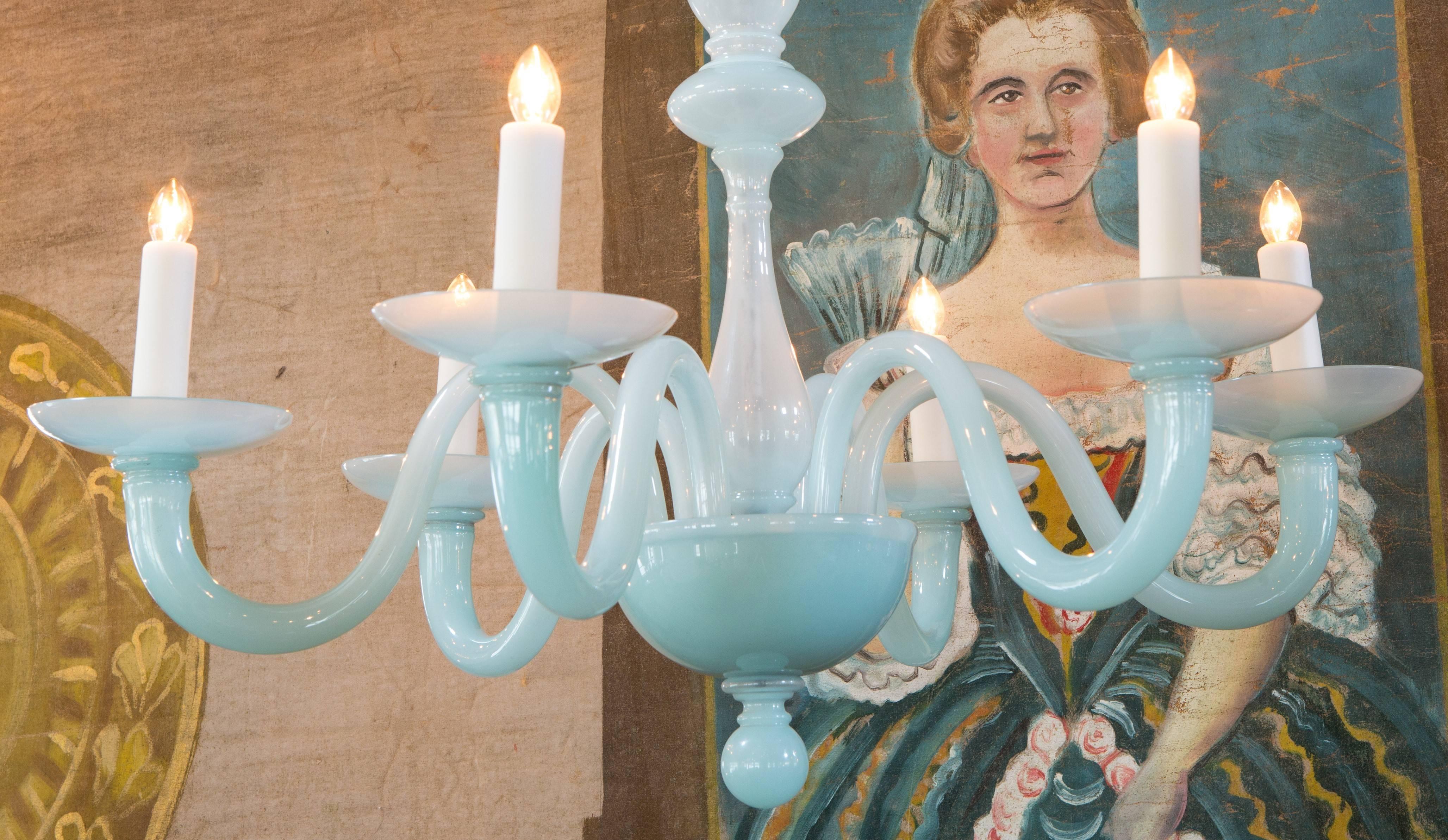 Lustre en verre de lait bleu clair Excellent état à Houston, TX