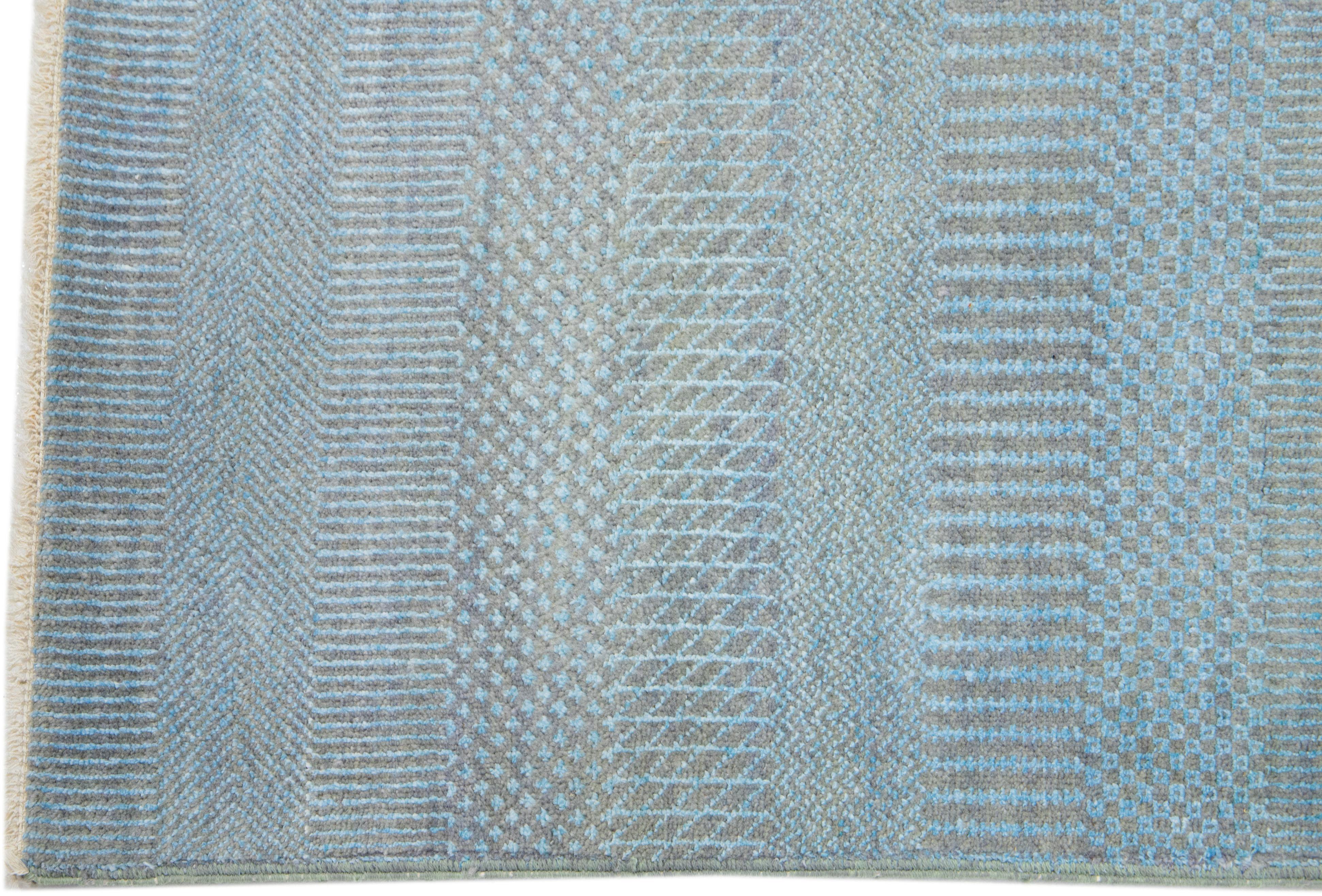 Hellblauer moderner Savannah-Woll-Läufer, handgefertigt mit subtilem geometrischem Muster (Indisch) im Angebot
