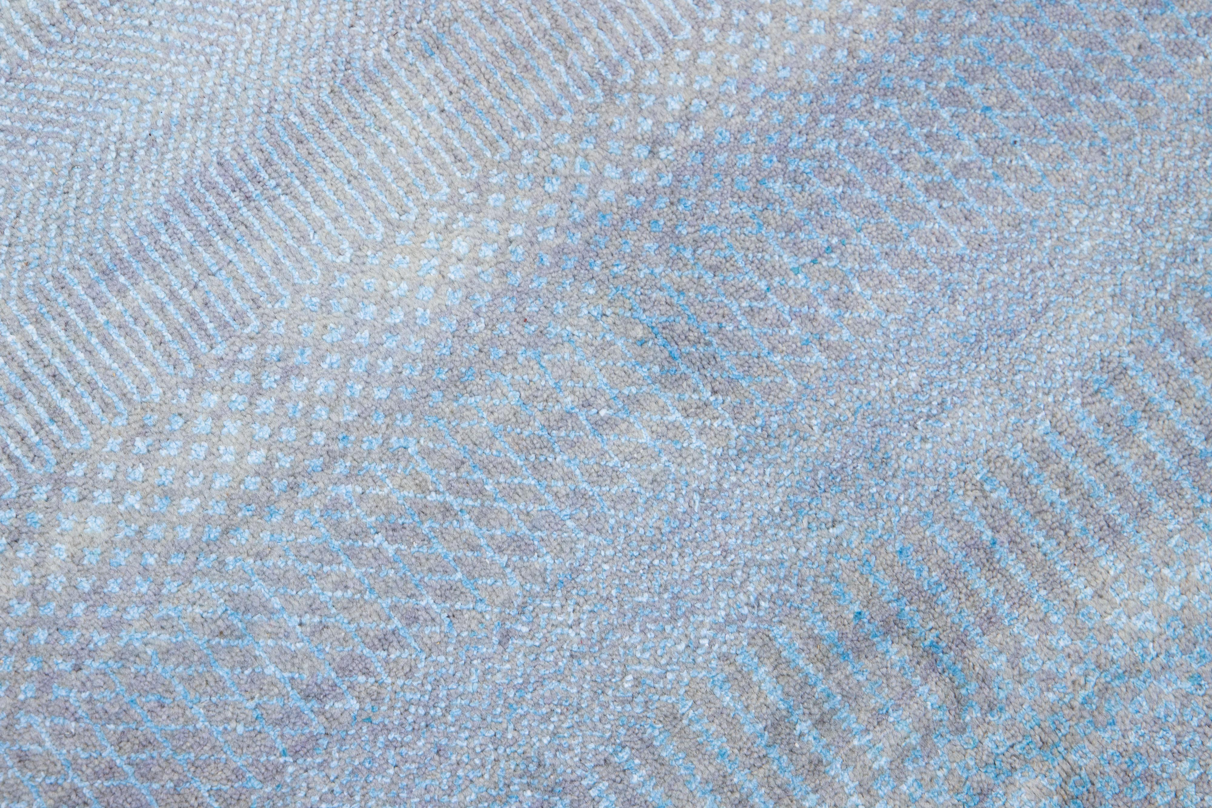 Hellblauer moderner Savannah-Woll-Läufer, handgefertigt mit subtilem geometrischem Muster (Handgeknüpft) im Angebot