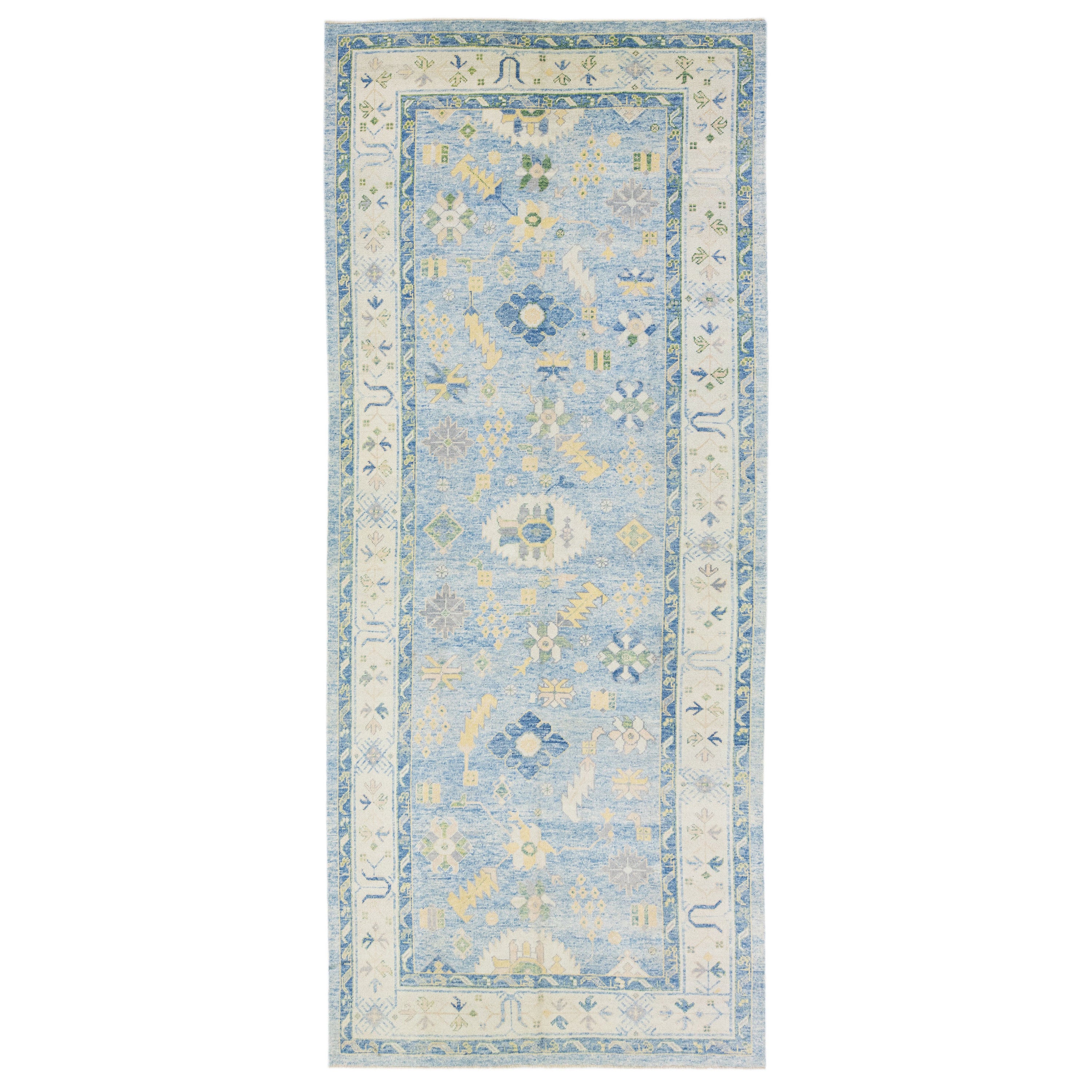 Tapis de couloir moderne turc Oushak en laine bleu clair conçu à la main et à motifs floraux en vente