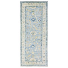 Tapis de couloir moderne turc Oushak en laine bleu clair conçu à la main et à motifs floraux