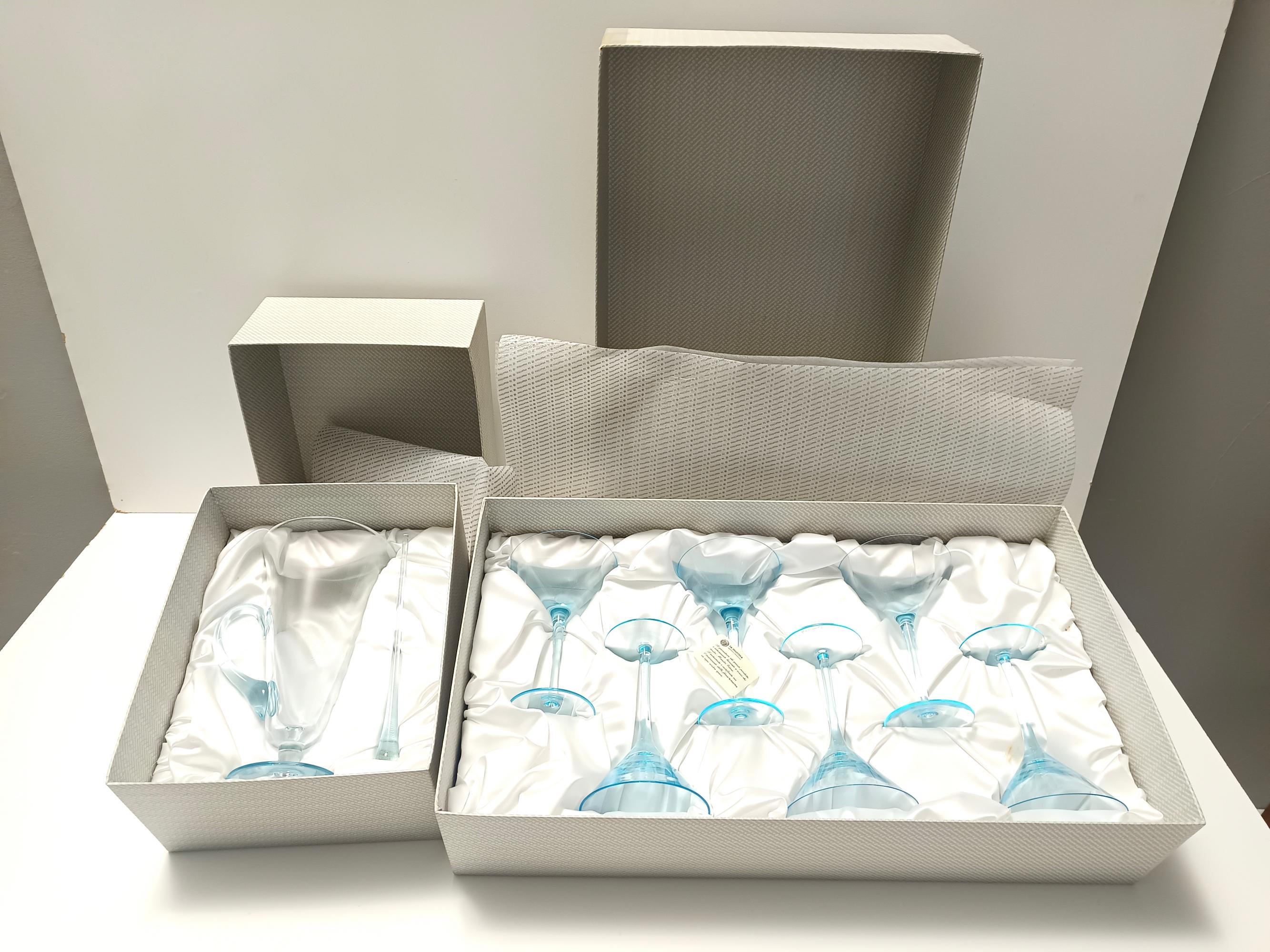 Realizzato in Italia da La Murrina, anni '80. 
Questo set comprende 6 bicchieri, una brocca e un agitatore. 
Sono realizzati in vetro di Murano soffiato a bocca di colore azzurro.
La scatola originale è inclusa.  
Ogni pezzo è firmato. 
Potrebbero