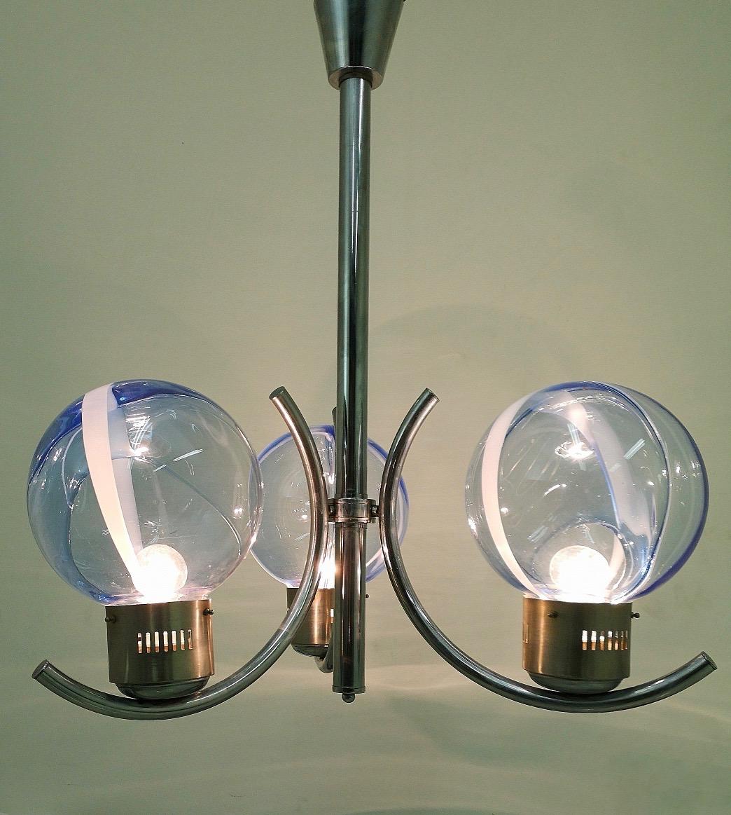 Fabricado en Italia, años 70.
De metal cromado y cristal de Murano. 
Se trata de una pieza vintage, por lo que puede presentar ligeras huellas de uso, pero puede considerarse en perfecto estado original y lista para ambientar cualquier