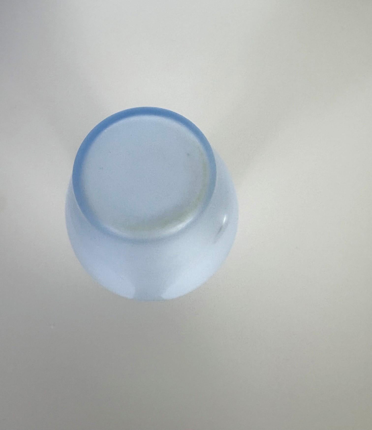 Un vaso di Murano di colore azzurro.