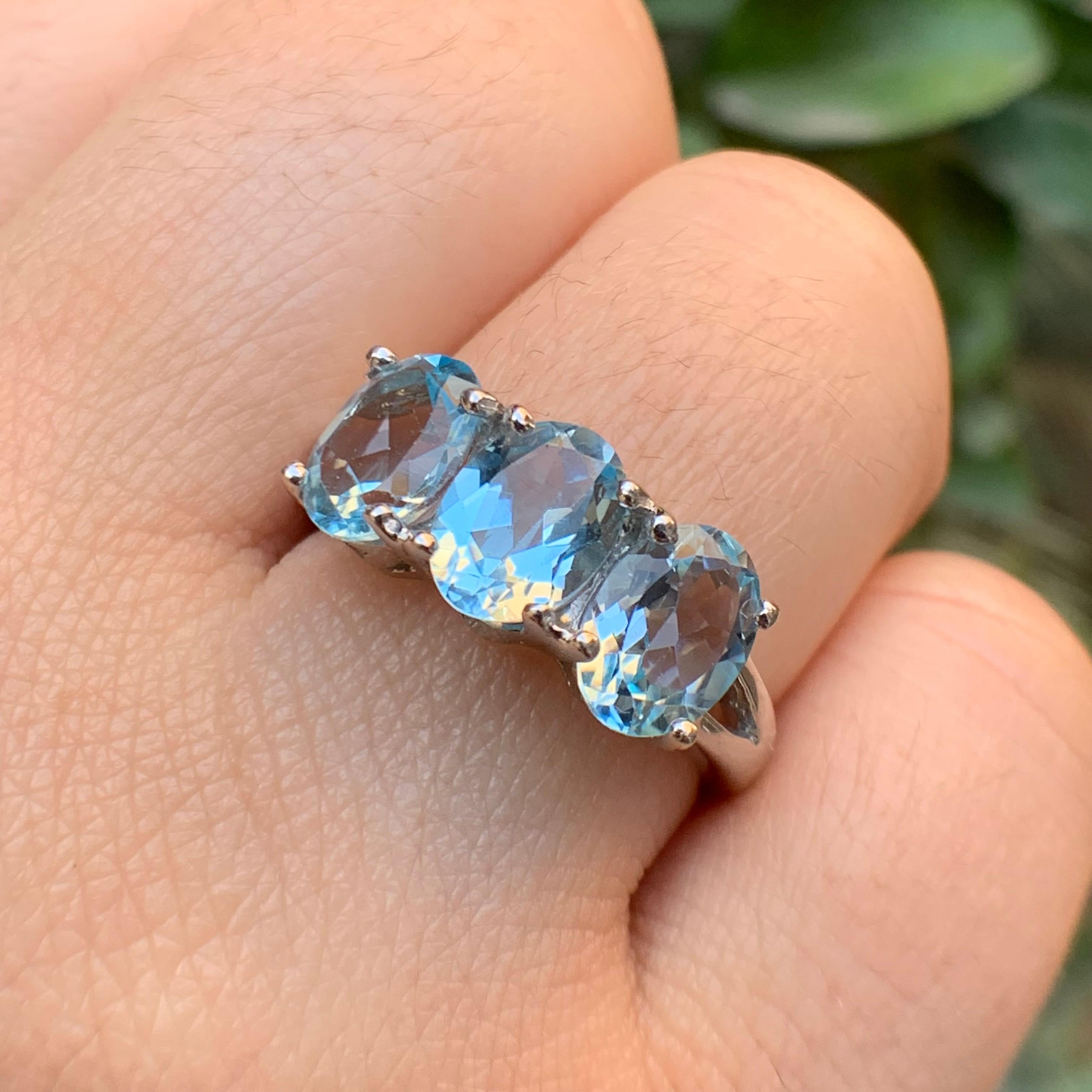 Contemporaneo Set di gioielli in argento 925 con topazio naturale azzurro Anello, orecchini e ciondolo in vendita