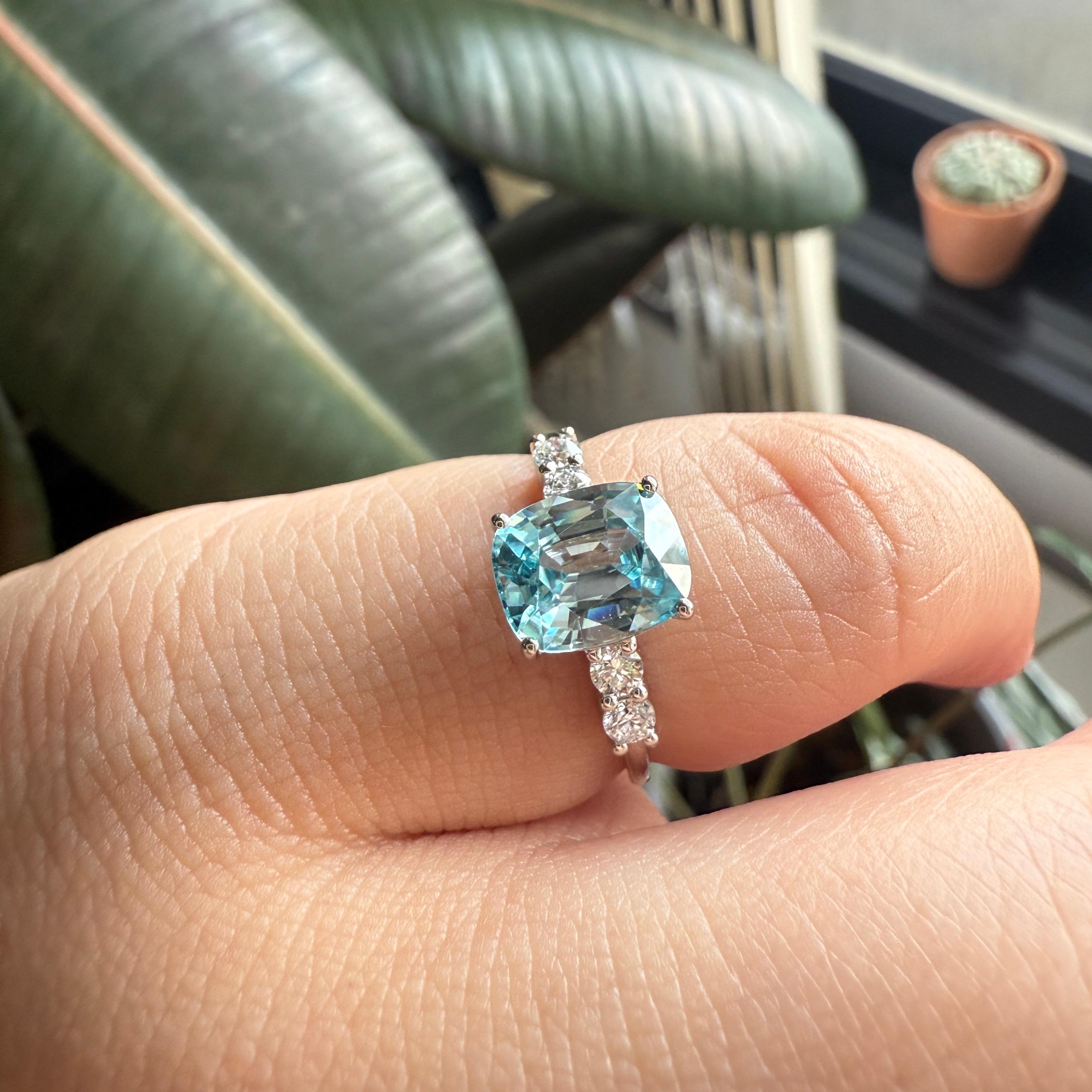 Taille coussin Bague en platine 950 avec zircon naturel bleu clair et diamants blancs naturels en vente