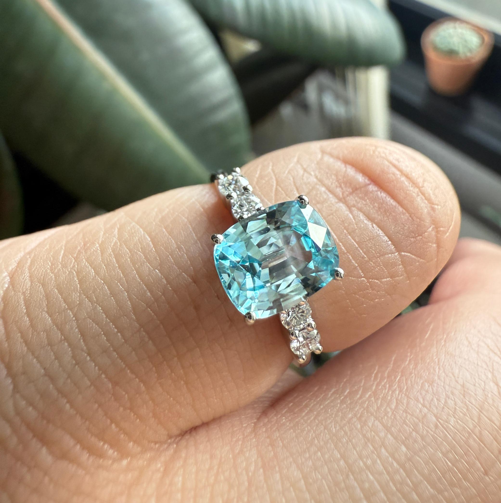 Bague en platine 950 avec zircon naturel bleu clair et diamants blancs naturels Neuf - En vente à ประเวศ, TH