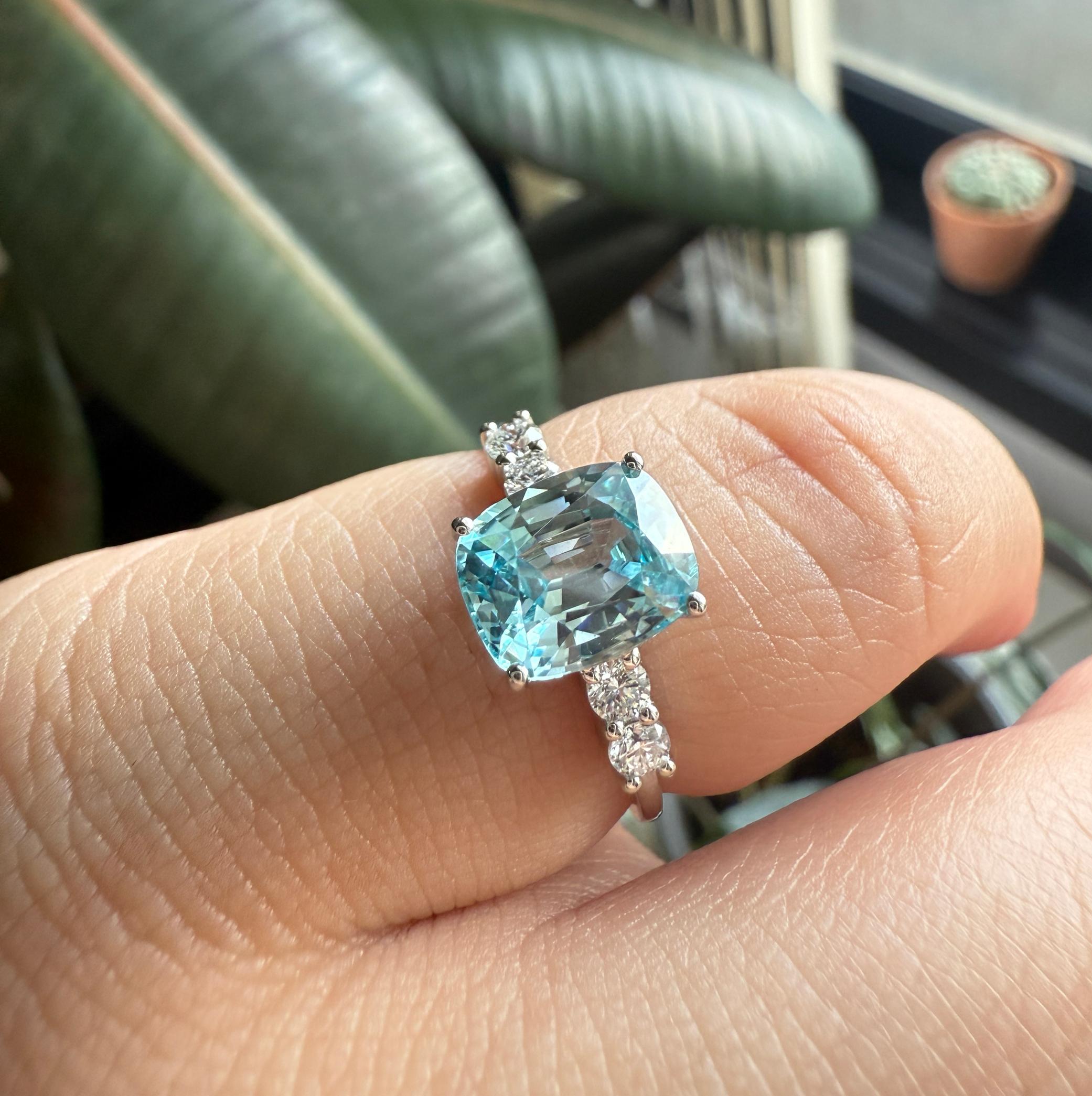 Bague en platine 950 avec zircon naturel bleu clair et diamants blancs naturels en vente 1