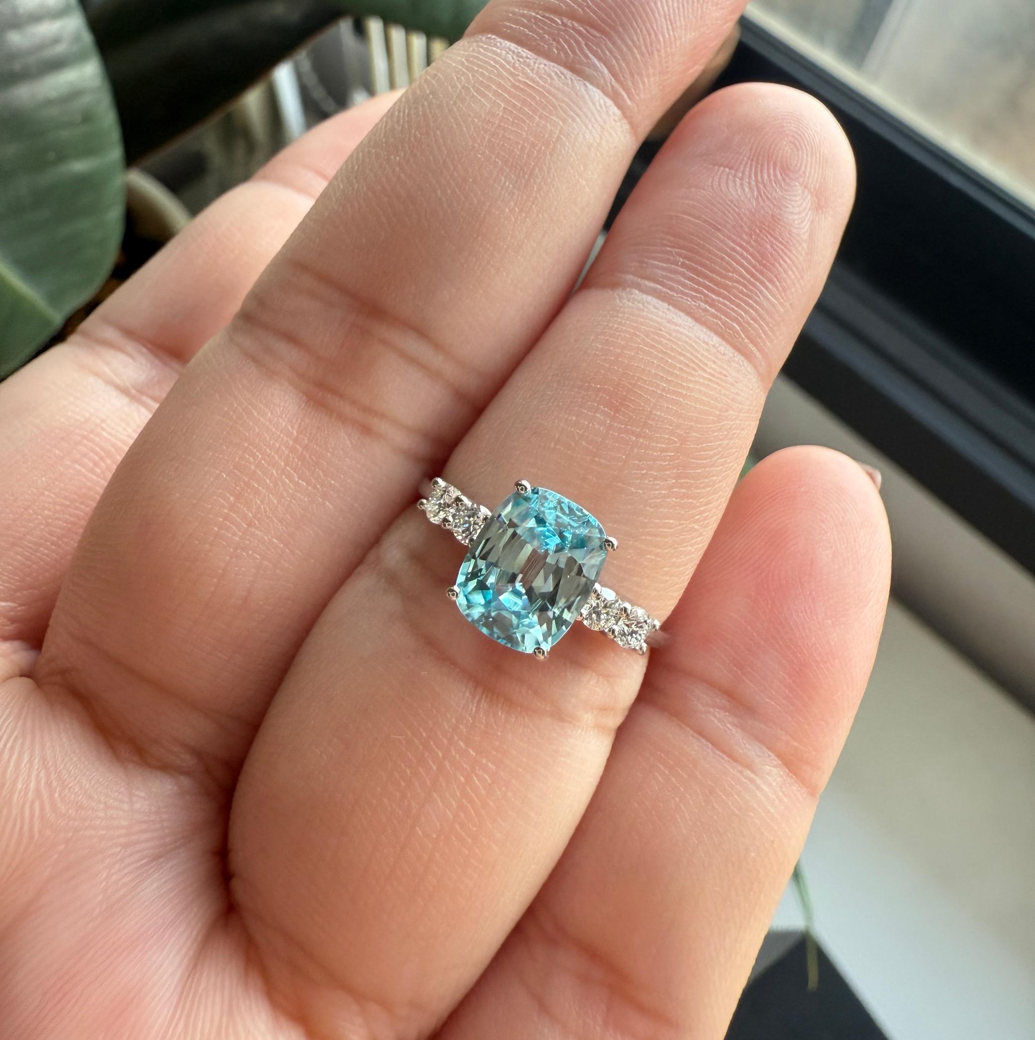 Bague en platine 950 avec zircon naturel bleu clair et diamants blancs naturels en vente 2